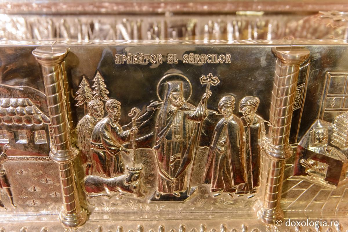 Imagine de pe racla care adăpostește moaștele Sfântului Ierarh Iacob Putneanul