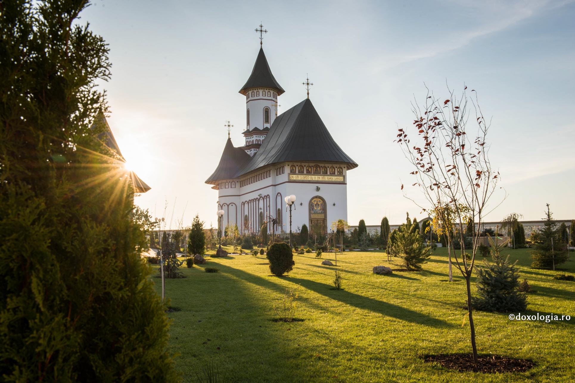Lumină lină din Hristos – Lumina lină / Foto: Oana Nechifor Mănăstirea Zosin