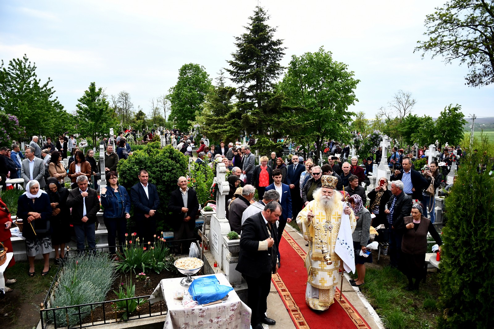 Rugăciune în jurul mormintelor, la Andrieșeni