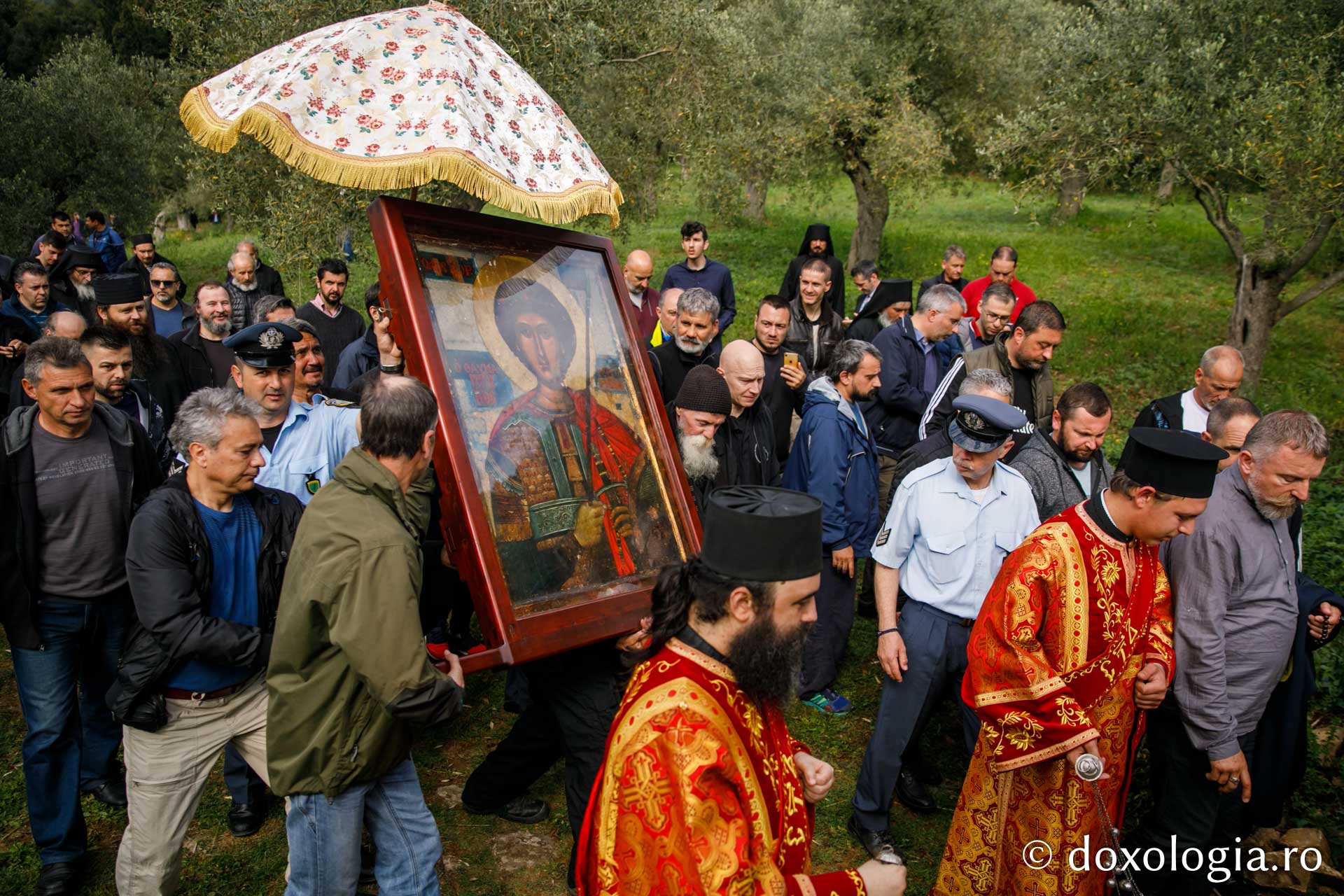 Procesiunea cu Icoana Sfântului Gheorghe de la Mănăstirea Zografu / Foto: pr. Silviu Cluci Procesiunea cu Icoana Sfântului Gheorghe de la Mănăstirea Zografu
