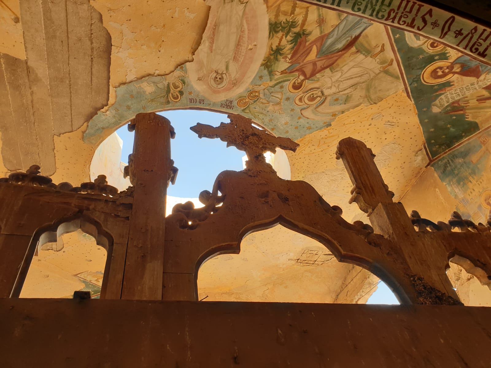 Foto: Reprezentanţa Patriarhiei Române la Locurile Sfinte „Amin!”, în locul minelor antitanc! După 50 de ani, primele rugăciuni în schitul românesc de la Iordan