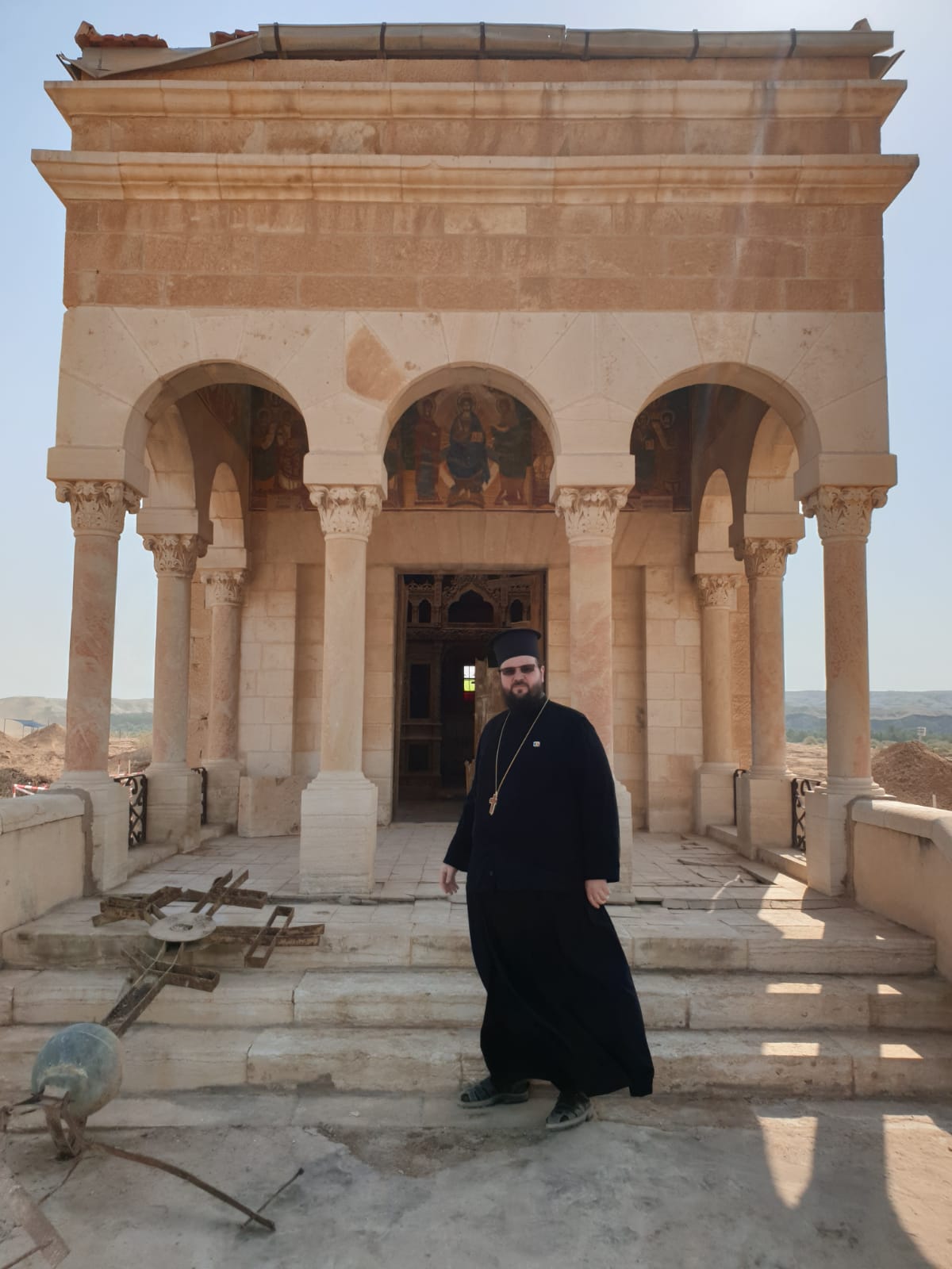 Foto: Reprezentanţa Patriarhiei Române la Locurile Sfinte „Amin!”, în locul minelor antitanc! După 50 de ani, primele rugăciuni în schitul românesc de la Iordan