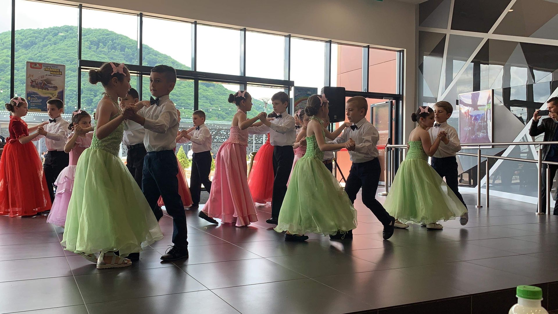 Concursul „Strălucirea primăverii, miracolul frumuseții” – momente artistice la Piatra Neamț