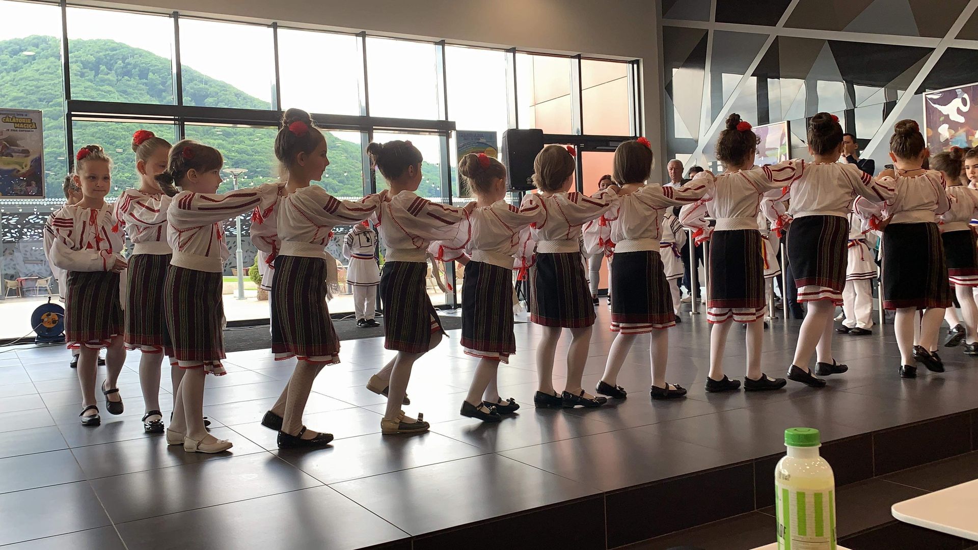 Concursul „Strălucirea primăverii, miracolul frumuseții” – momente artistice la Piatra Neamț