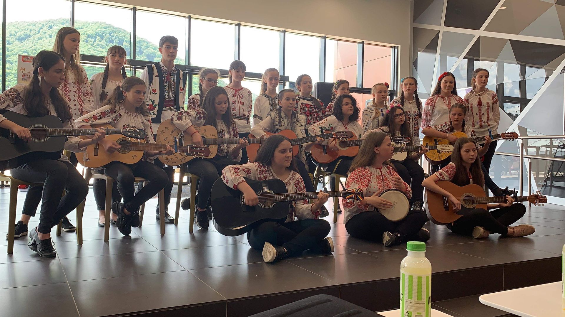 Concursul „Strălucirea primăverii, miracolul frumuseții” – momente artistice la Piatra Neamț