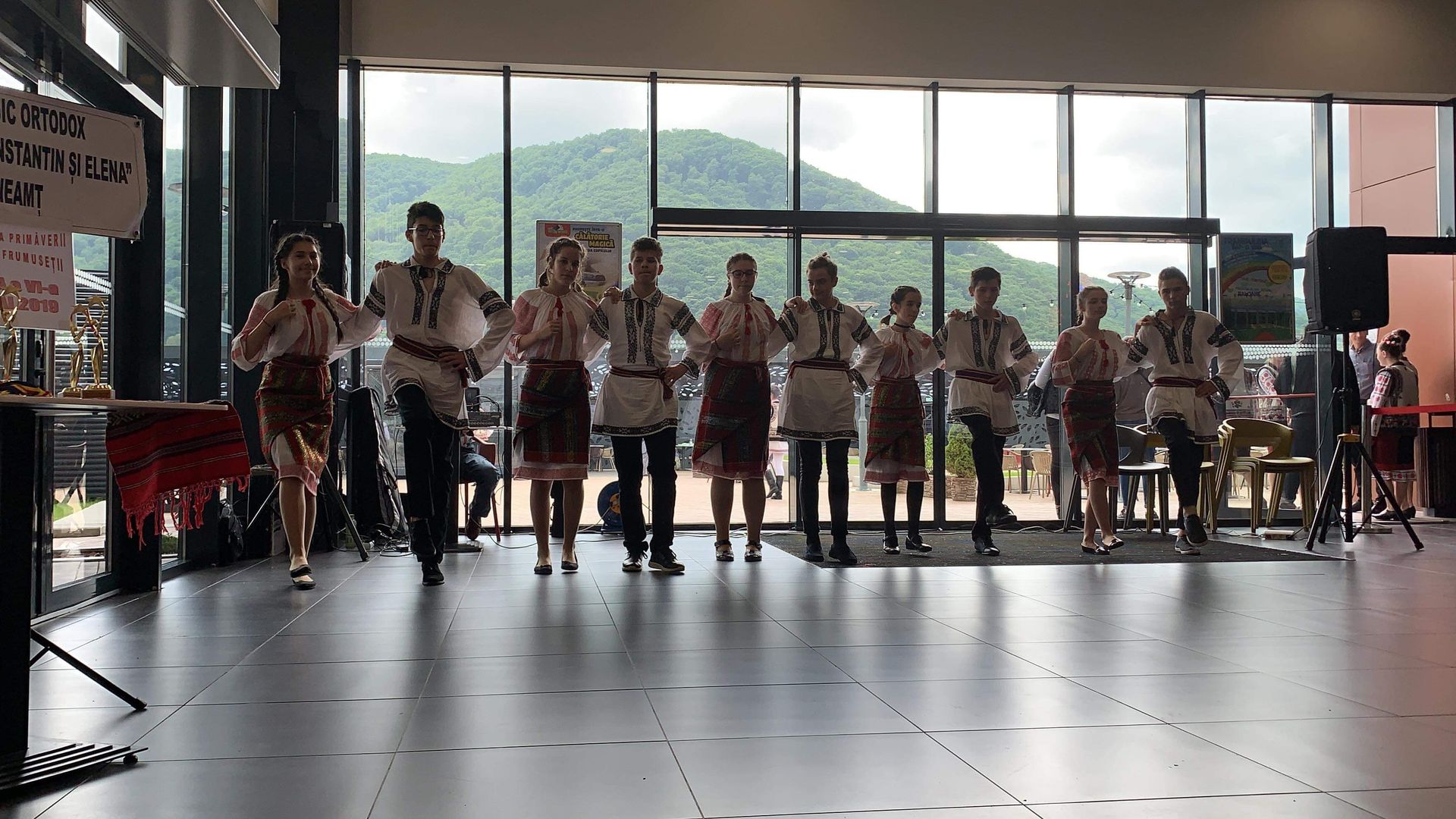 Concursul „Strălucirea primăverii, miracolul frumuseții” – momente artistice la Piatra Neamț