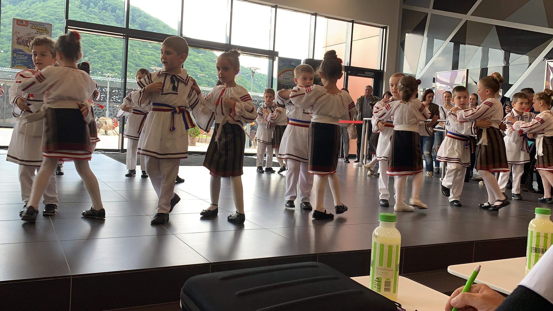 Concursul „Strălucirea primăverii, miracolul frumuseții” – momente artistice la Piatra Neamț