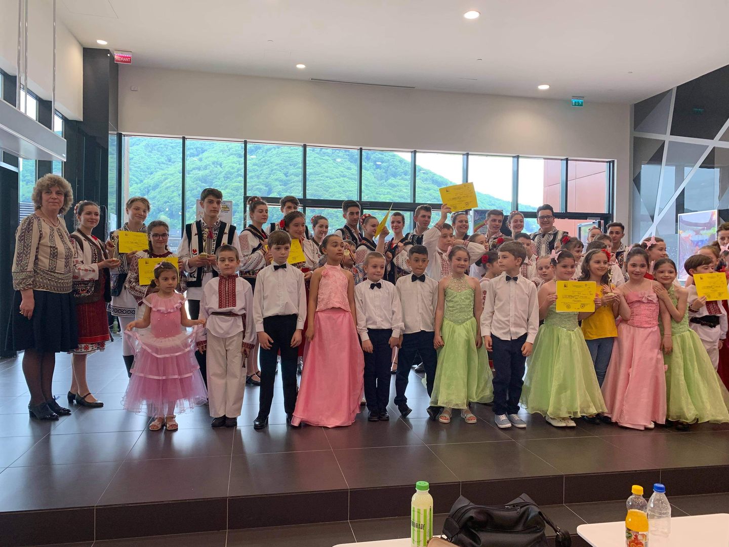 Concursul „Strălucirea primăverii, miracolul frumuseții” – momente artistice la Piatra Neamț