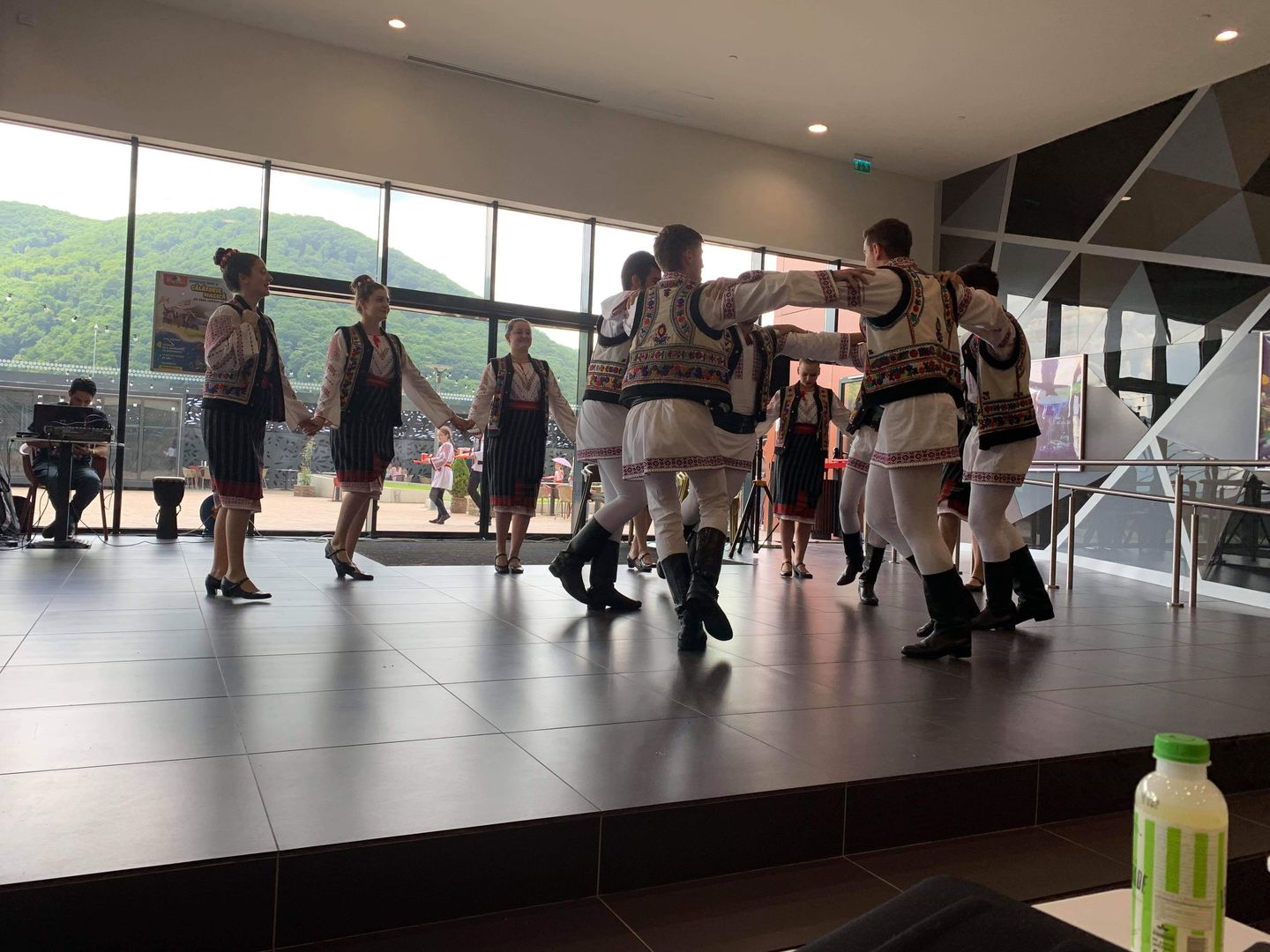 Concursul „Strălucirea primăverii, miracolul frumuseții” – momente artistice la Piatra Neamț