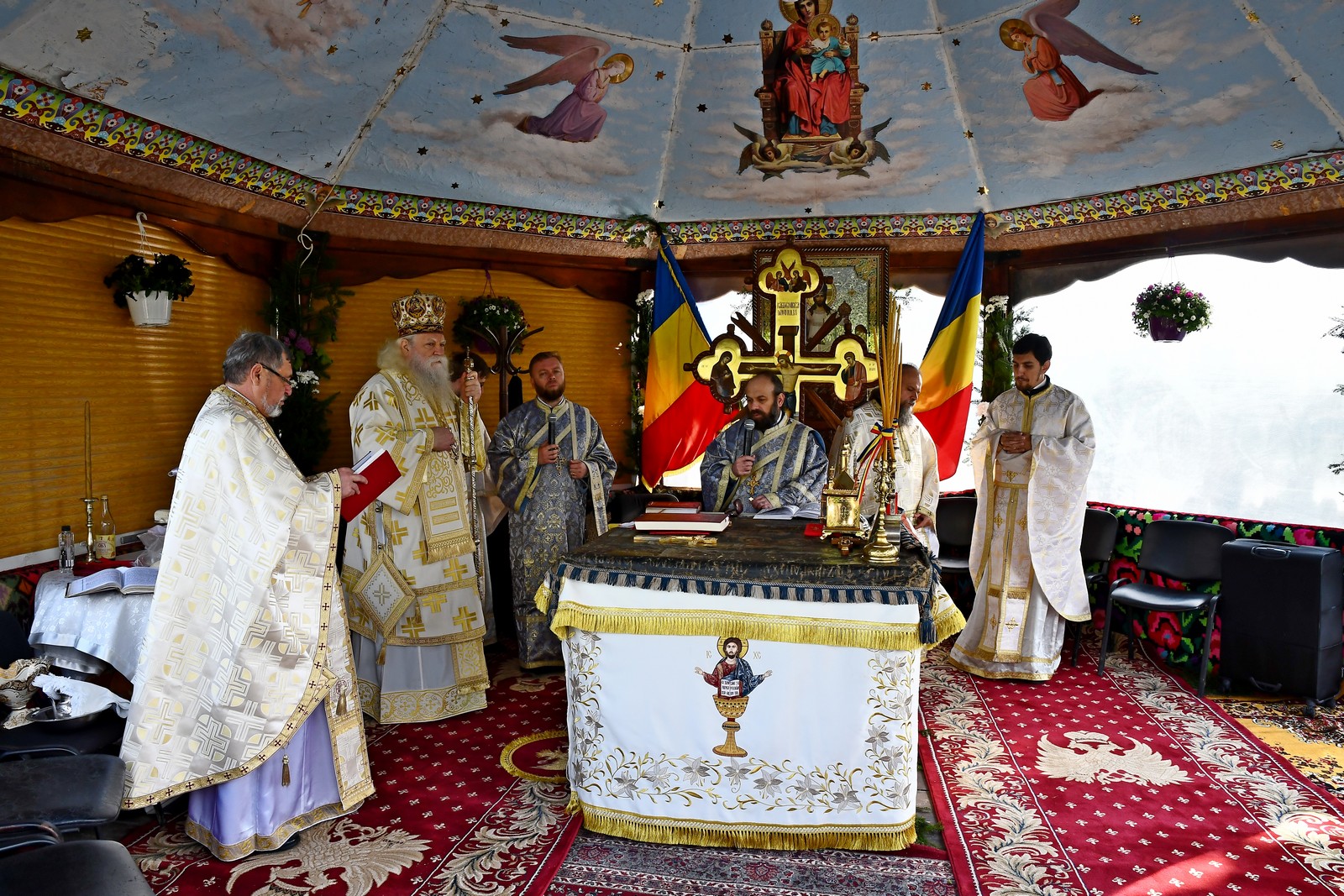 Rugăciune în jurul mormintelor, la Andrieșeni