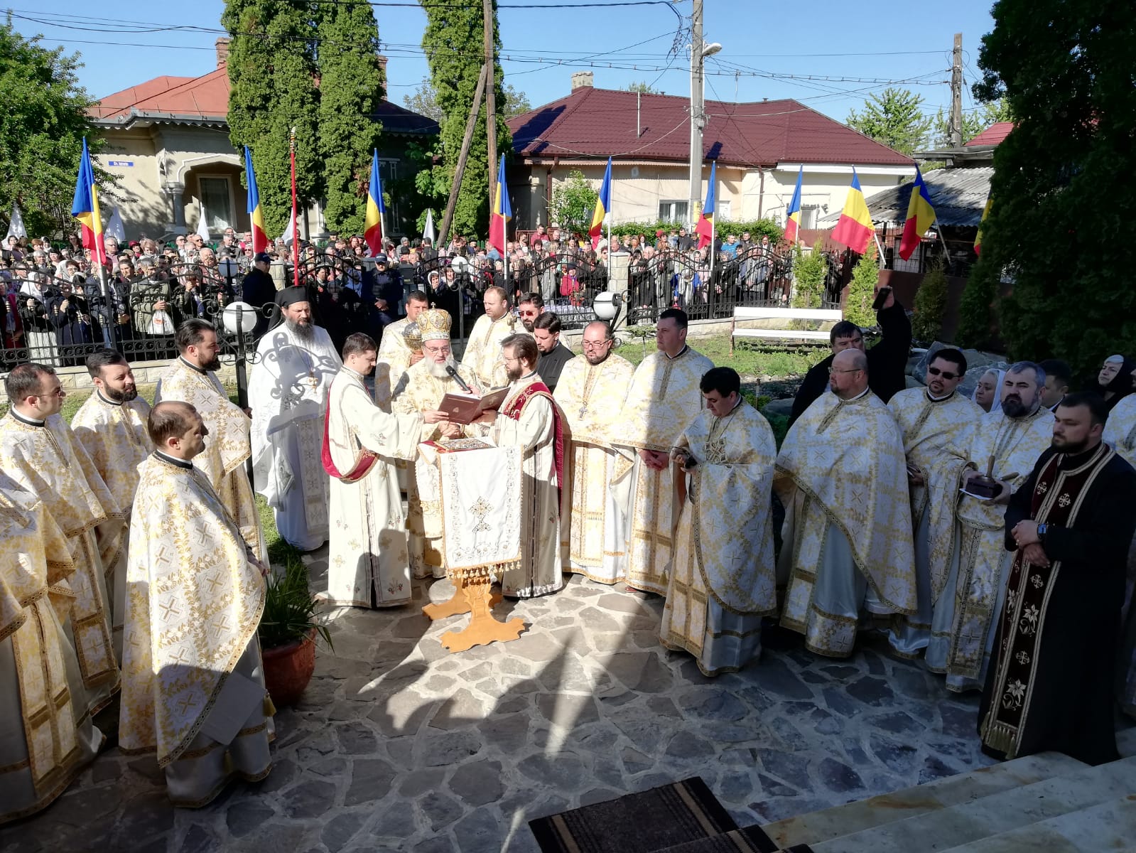 Biserica „Sfinţii Voievozi" din Bacău a fost resfinţită Biserica „Sfinţii Voievozi" din Bacău a fost resfinţită