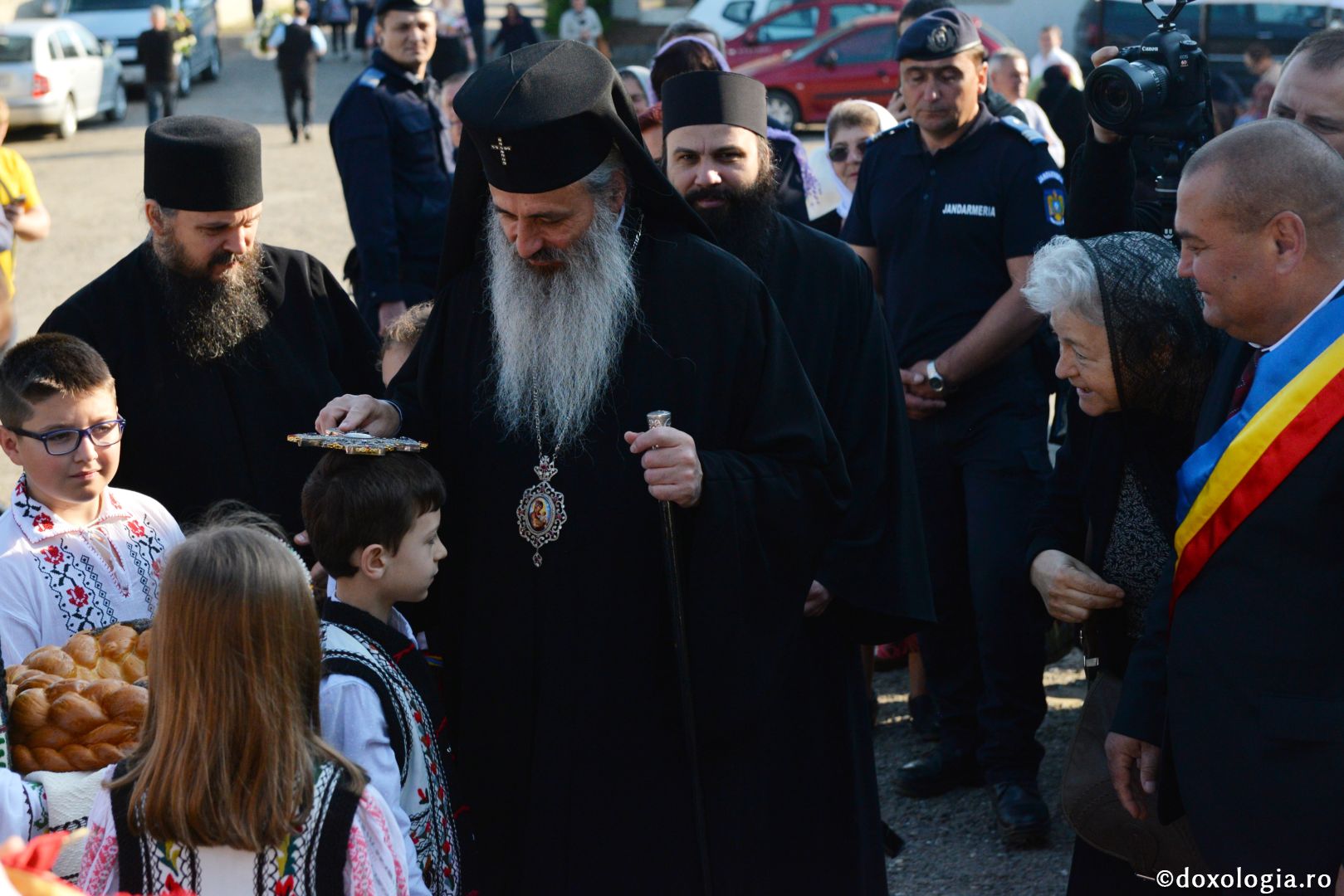 Mănăstirea Vlădiceni în veșmântul resfințirii - IPS Teofan: „Omul dă lui Dumnezeu viața lui iar El oferă omului Trupul și Sângele Său, adică viața Sa”