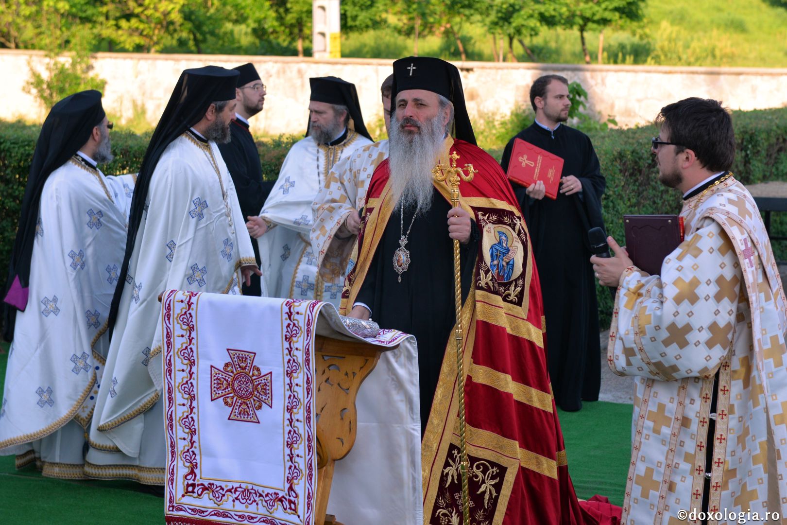 Mănăstirea Vlădiceni în veșmântul resfințirii - IPS Teofan: „Omul dă lui Dumnezeu viața lui iar El oferă omului Trupul și Sângele Său, adică viața Sa”