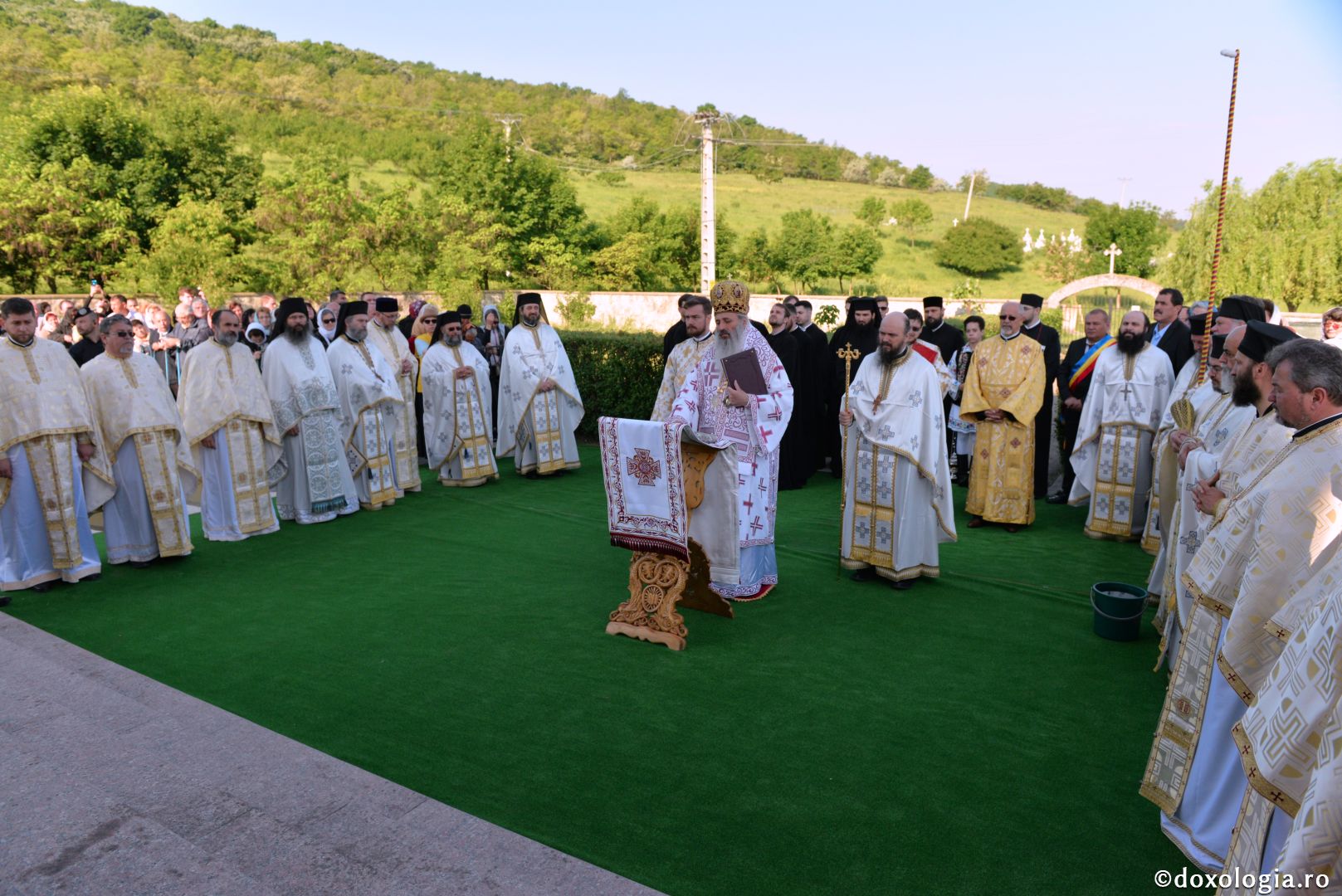 Mănăstirea Vlădiceni în veșmântul resfințirii - IPS Teofan: „Omul dă lui Dumnezeu viața lui iar El oferă omului Trupul și Sângele Său, adică viața Sa”