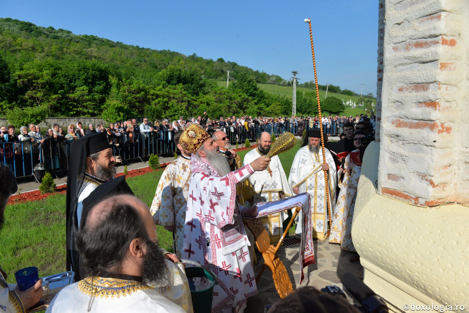 Mănăstirea Vlădiceni în veșmântul resfințirii - IPS Teofan: „Omul dă lui Dumnezeu viața lui iar El oferă omului Trupul și Sângele Său, adică viața Sa”