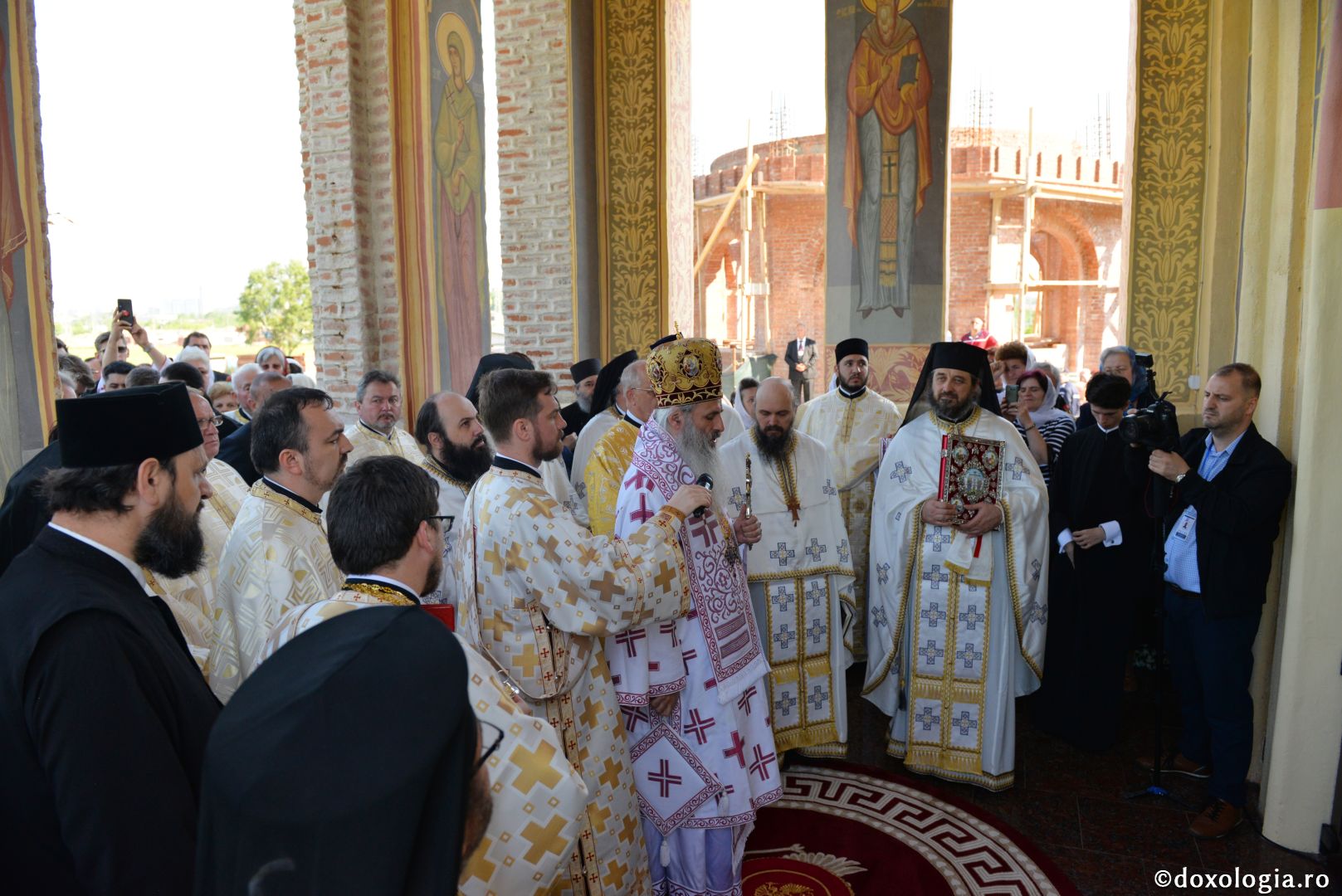 Mănăstirea Vlădiceni în veșmântul resfințirii - IPS Teofan: „Omul dă lui Dumnezeu viața lui iar El oferă omului Trupul și Sângele Său, adică viața Sa”