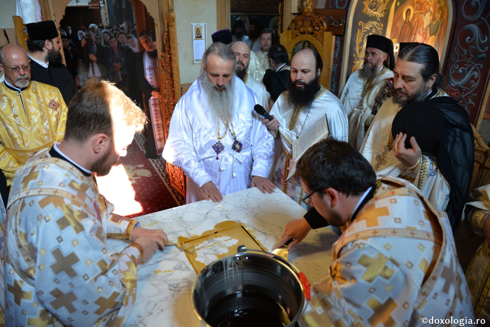 Mănăstirea Vlădiceni în veșmântul resfințirii - IPS Teofan: „Omul dă lui Dumnezeu viața lui iar El oferă omului Trupul și Sângele Său, adică viața Sa”