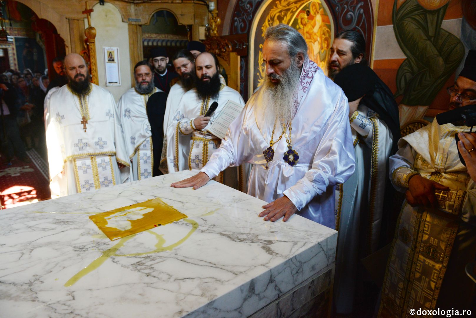 Mănăstirea Vlădiceni în veșmântul resfințirii - IPS Teofan: „Omul dă lui Dumnezeu viața lui iar El oferă omului Trupul și Sângele Său, adică viața Sa”