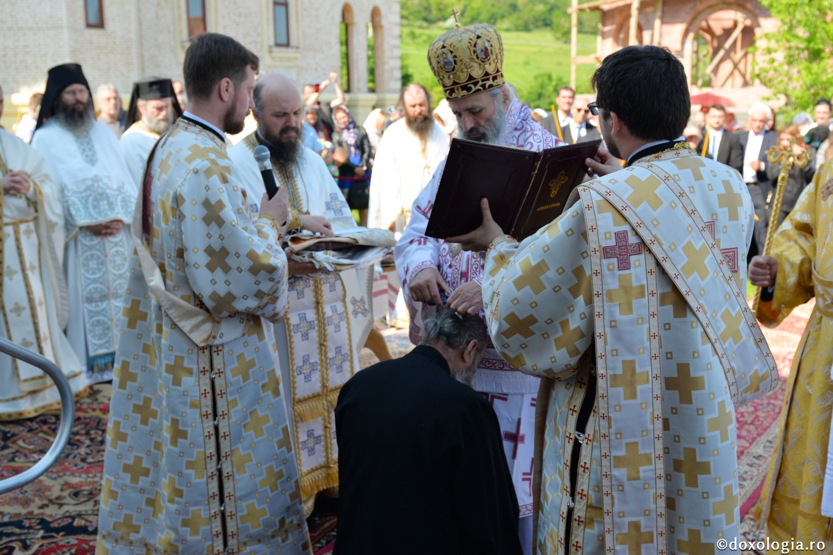 Mănăstirea Vlădiceni în veșmântul resfințirii - IPS Teofan: „Omul dă lui Dumnezeu viața lui iar El oferă omului Trupul și Sângele Său, adică viața Sa”