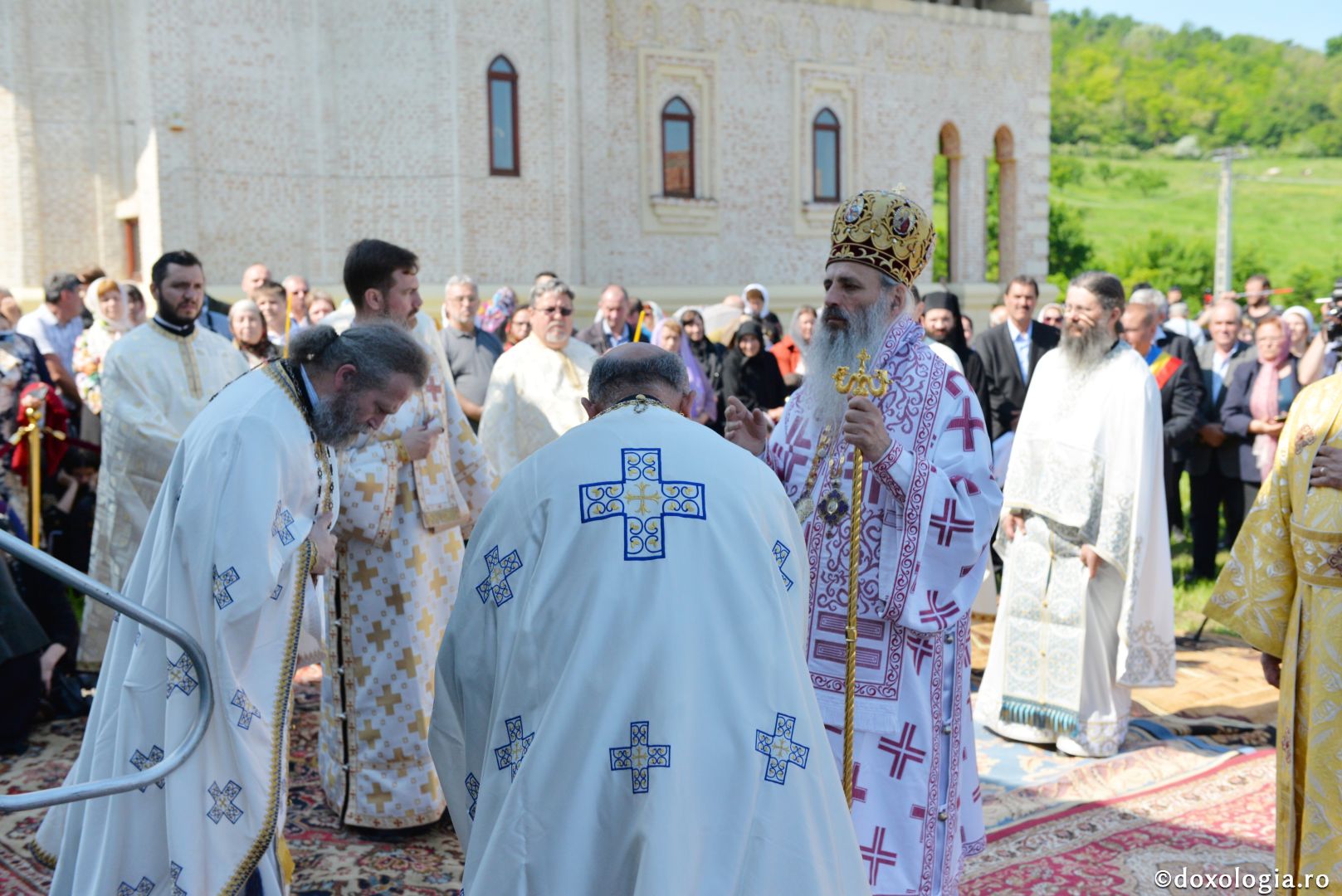 Mănăstirea Vlădiceni în veșmântul resfințirii - IPS Teofan: „Omul dă lui Dumnezeu viața lui iar El oferă omului Trupul și Sângele Său, adică viața Sa”