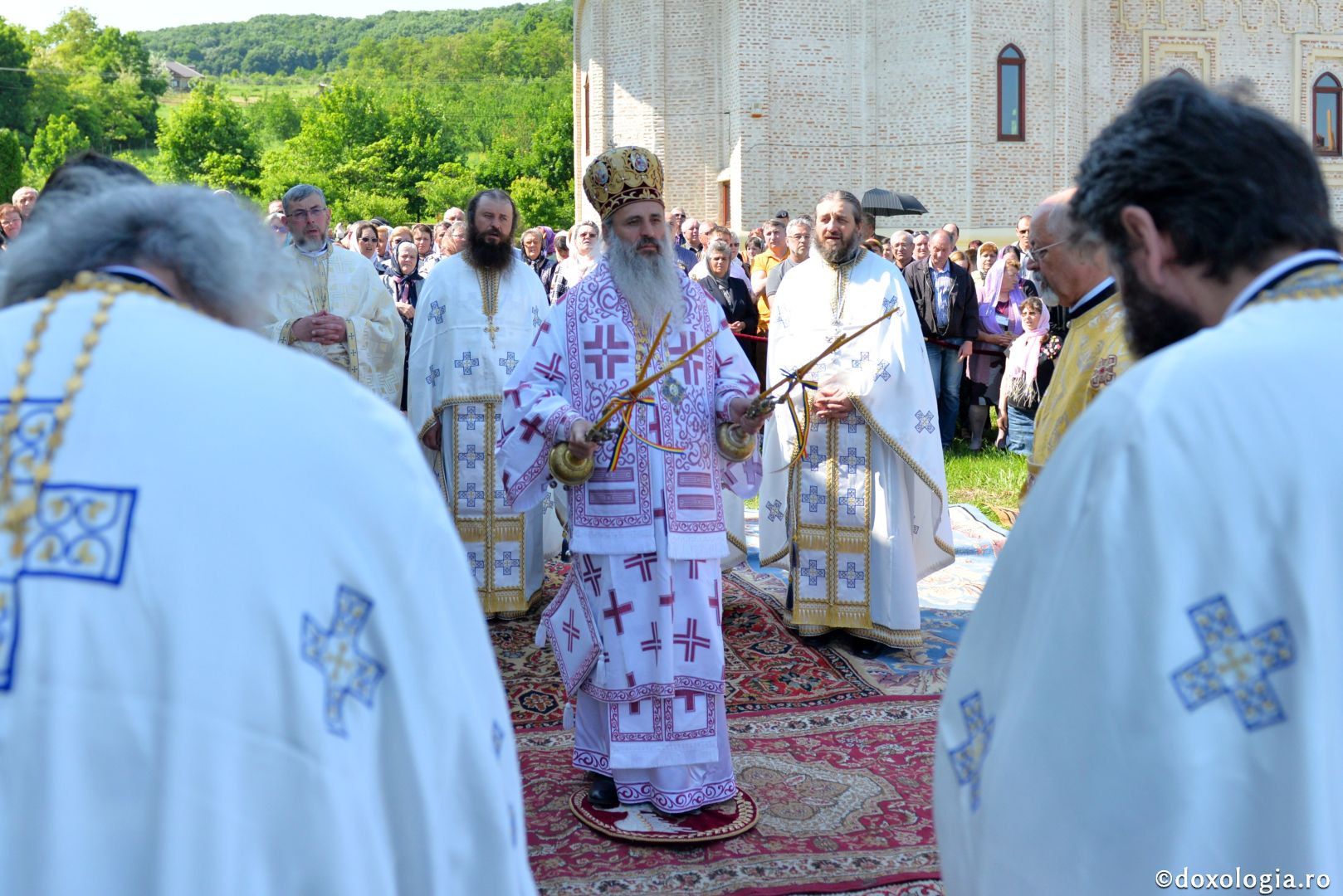 Mănăstirea Vlădiceni în veșmântul resfințirii - IPS Teofan: „Omul dă lui Dumnezeu viața lui iar El oferă omului Trupul și Sângele Său, adică viața Sa”