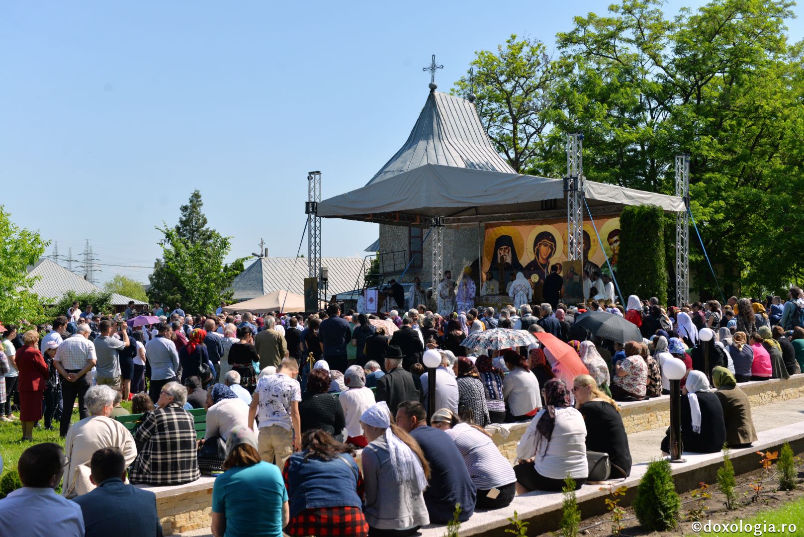 Mănăstirea Vlădiceni în veșmântul resfințirii - IPS Teofan: „Omul dă lui Dumnezeu viața lui iar El oferă omului Trupul și Sângele Său, adică viața Sa”