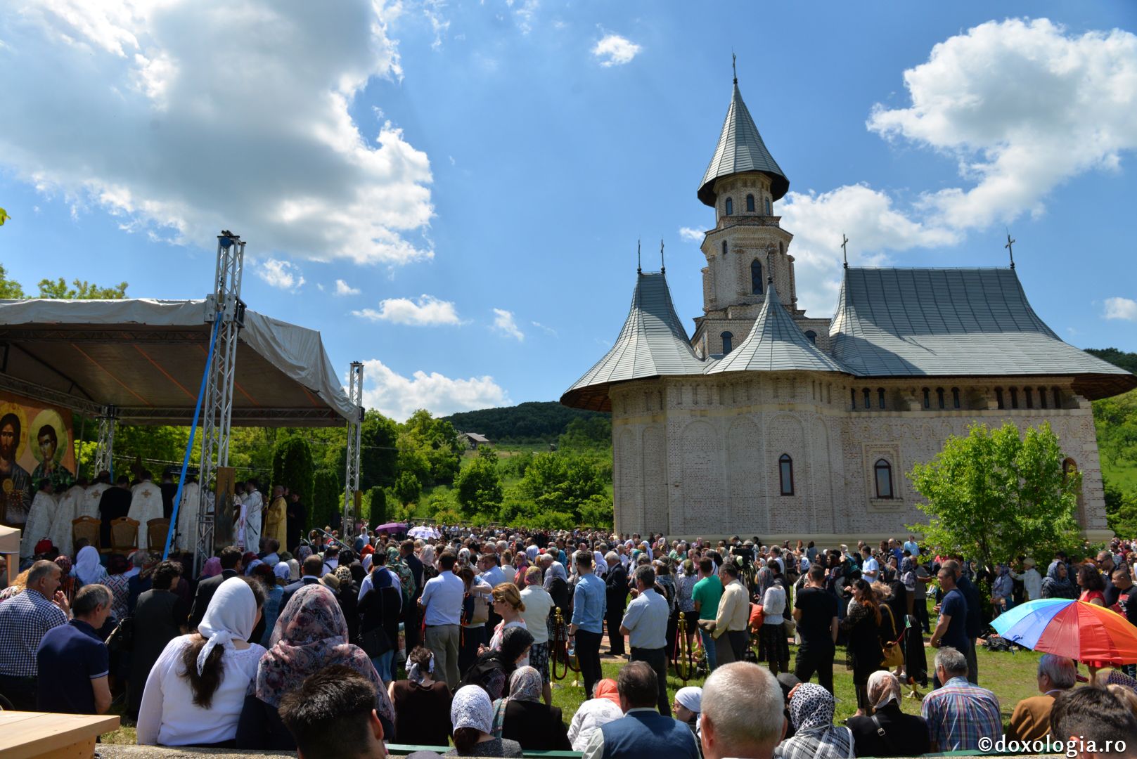 Mănăstirea Vlădiceni în veșmântul resfințirii - IPS Teofan: „Omul dă lui Dumnezeu viața lui iar El oferă omului Trupul și Sângele Său, adică viața Sa”