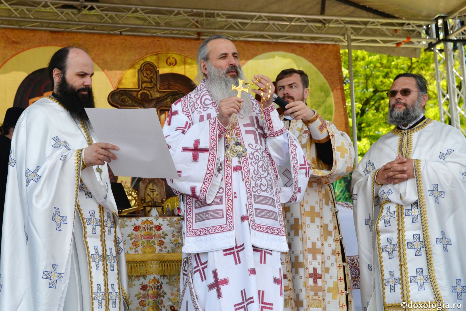 Mănăstirea Vlădiceni în veșmântul resfințirii - IPS Teofan: „Omul dă lui Dumnezeu viața lui iar El oferă omului Trupul și Sângele Său, adică viața Sa”