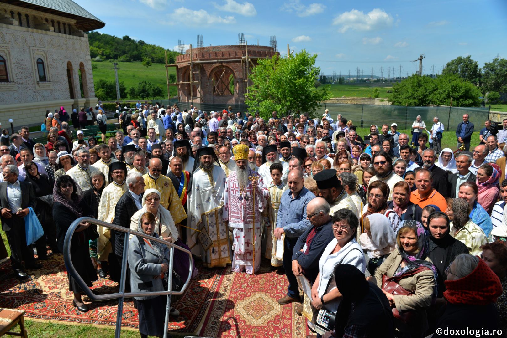 Mănăstirea Vlădiceni în veșmântul resfințirii - IPS Teofan: „Omul dă lui Dumnezeu viața lui iar El oferă omului Trupul și Sângele Său, adică viața Sa”