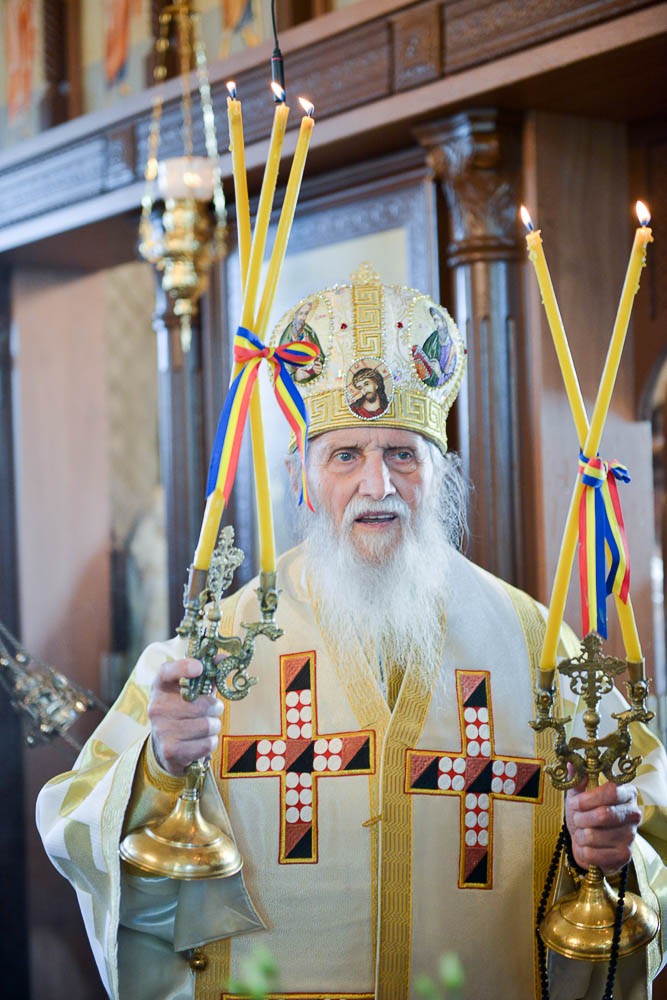 Prima slujbă săvârşită în Biserica „Acoperământul Maicii Domnului” din Vicovu de Sus