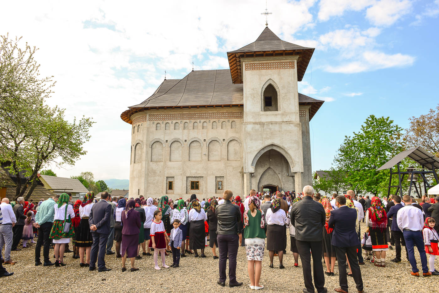 Prima slujbă săvârşită în Biserica „Acoperământul Maicii Domnului” din Vicovu de Sus