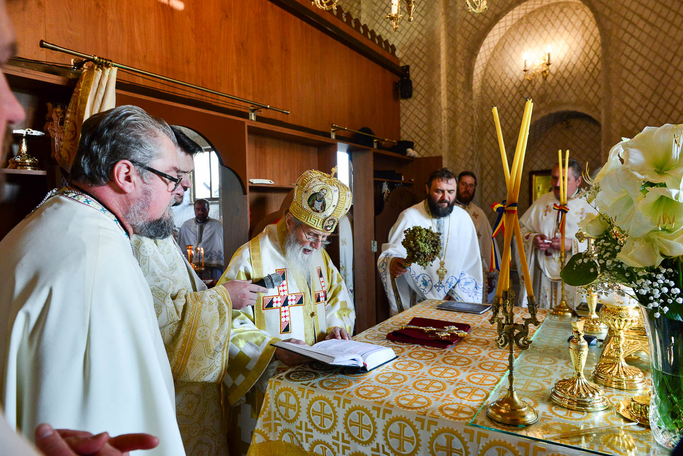 Prima slujbă săvârşită în Biserica „Acoperământul Maicii Domnului” din Vicovu de Sus