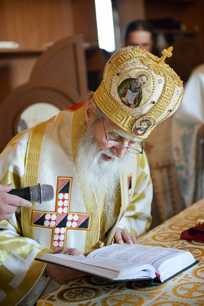 Prima slujbă săvârşită în Biserica „Acoperământul Maicii Domnului” din Vicovu de Sus