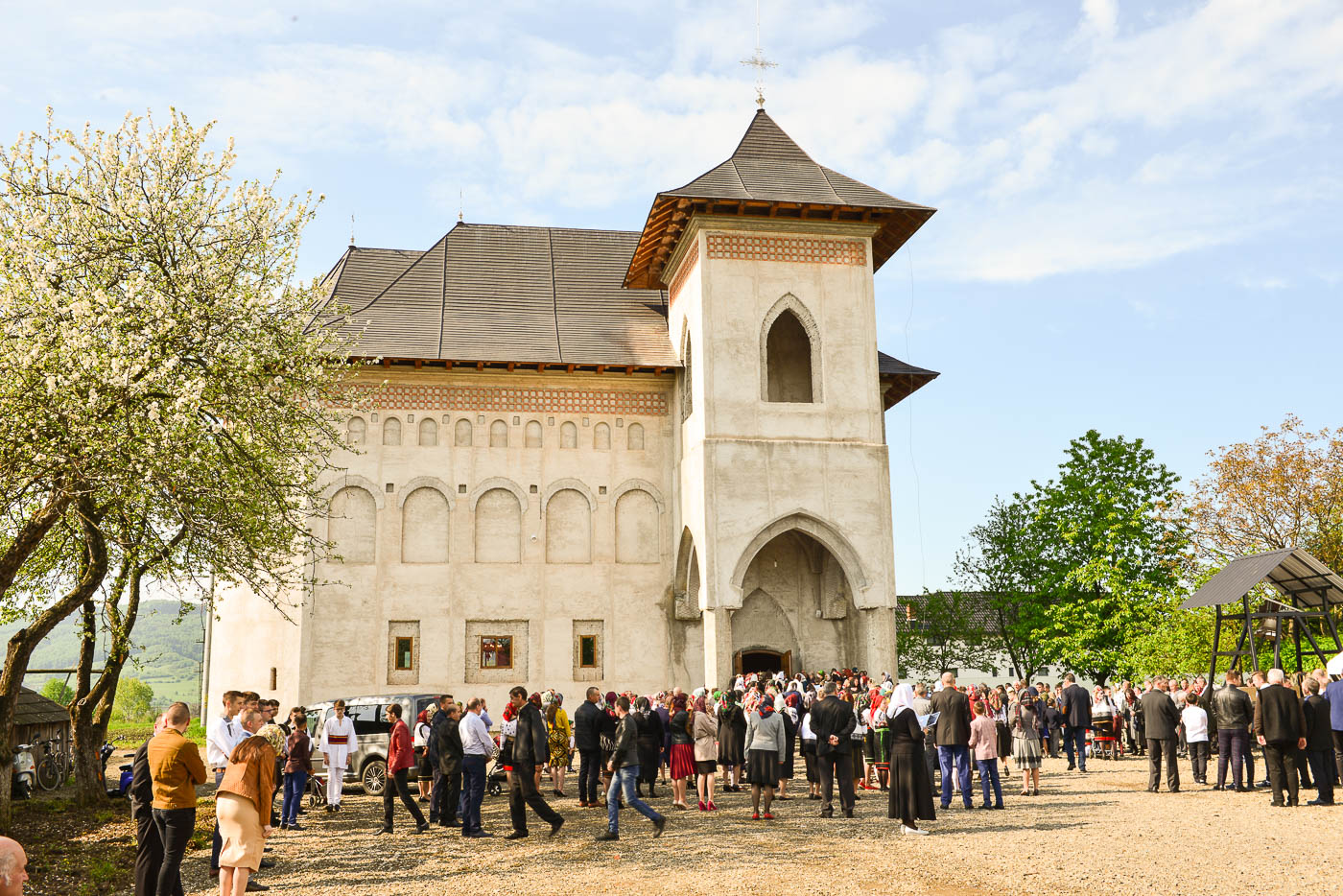Prima slujbă săvârşită în Biserica „Acoperământul Maicii Domnului” din Vicovu de Sus