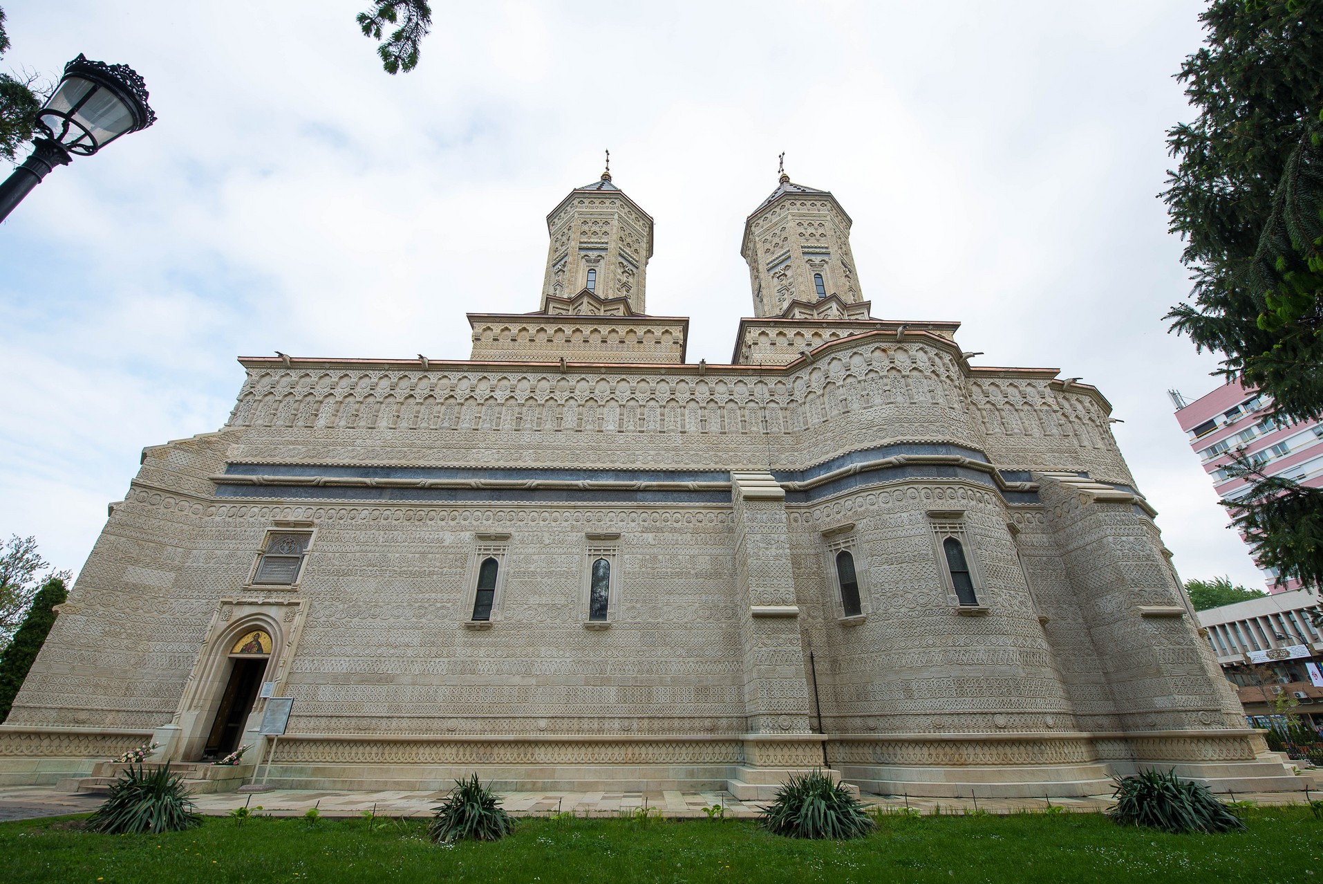 380 de ani de la sfințirea bisericii Mănăstirii „Sfinții Trei Ierarhi” din Iași, marcați prin slujire arhierească