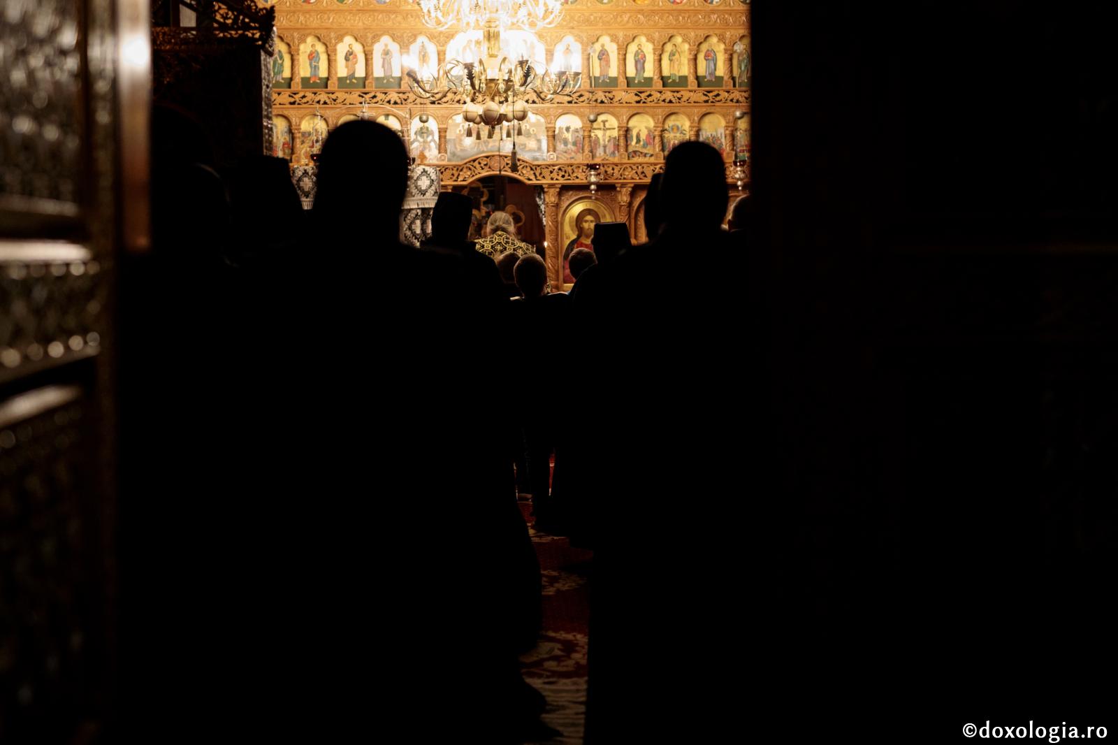 credincioși participând la Sfânta Liturghie