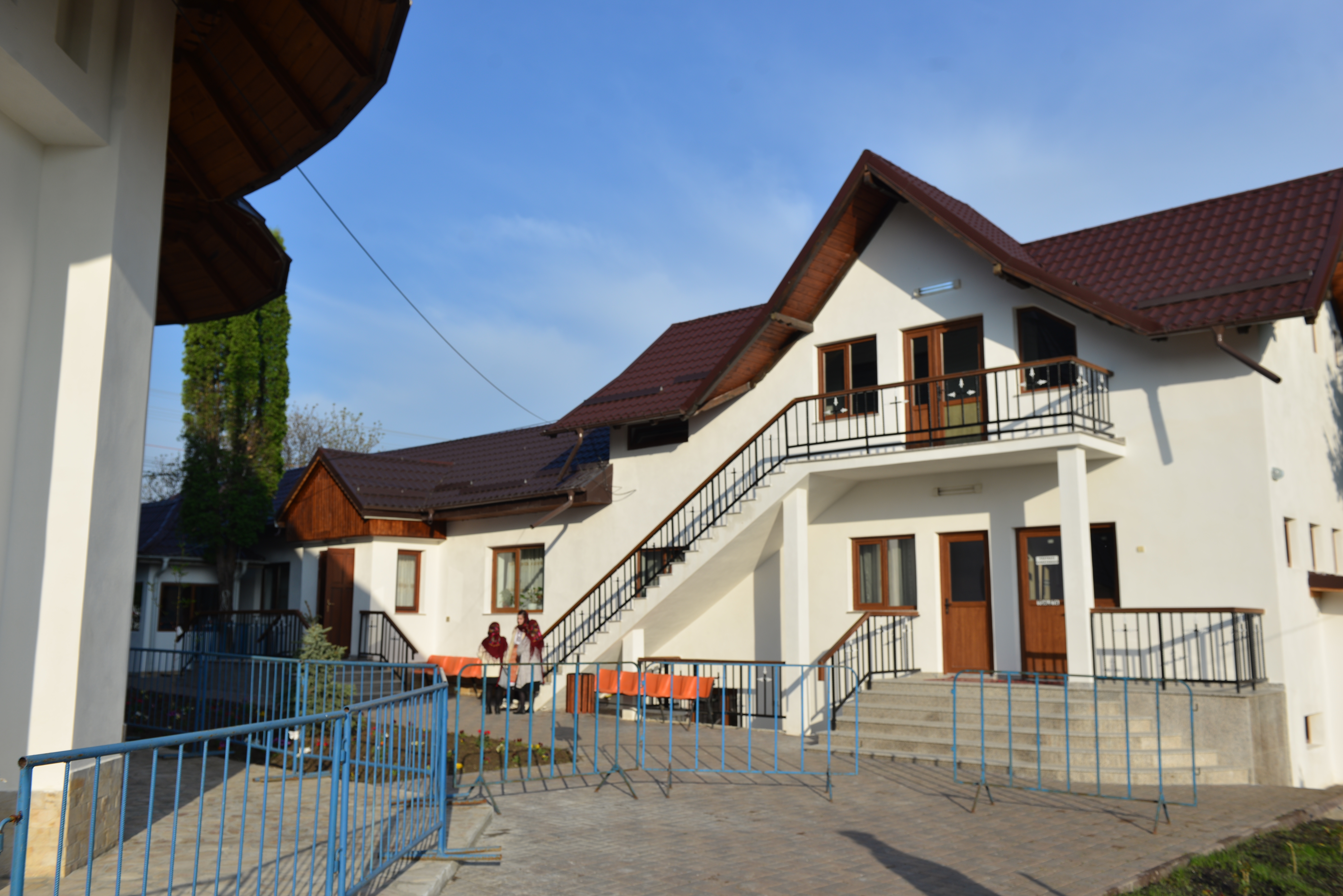 Casa socială „Teofil cel Milostiv“ de la Parohia „Sfântul Gheorghe“ (Foto: Lucian Ducan) Resfinţire de biserică în parohia filantropiei creştine din Paşcani