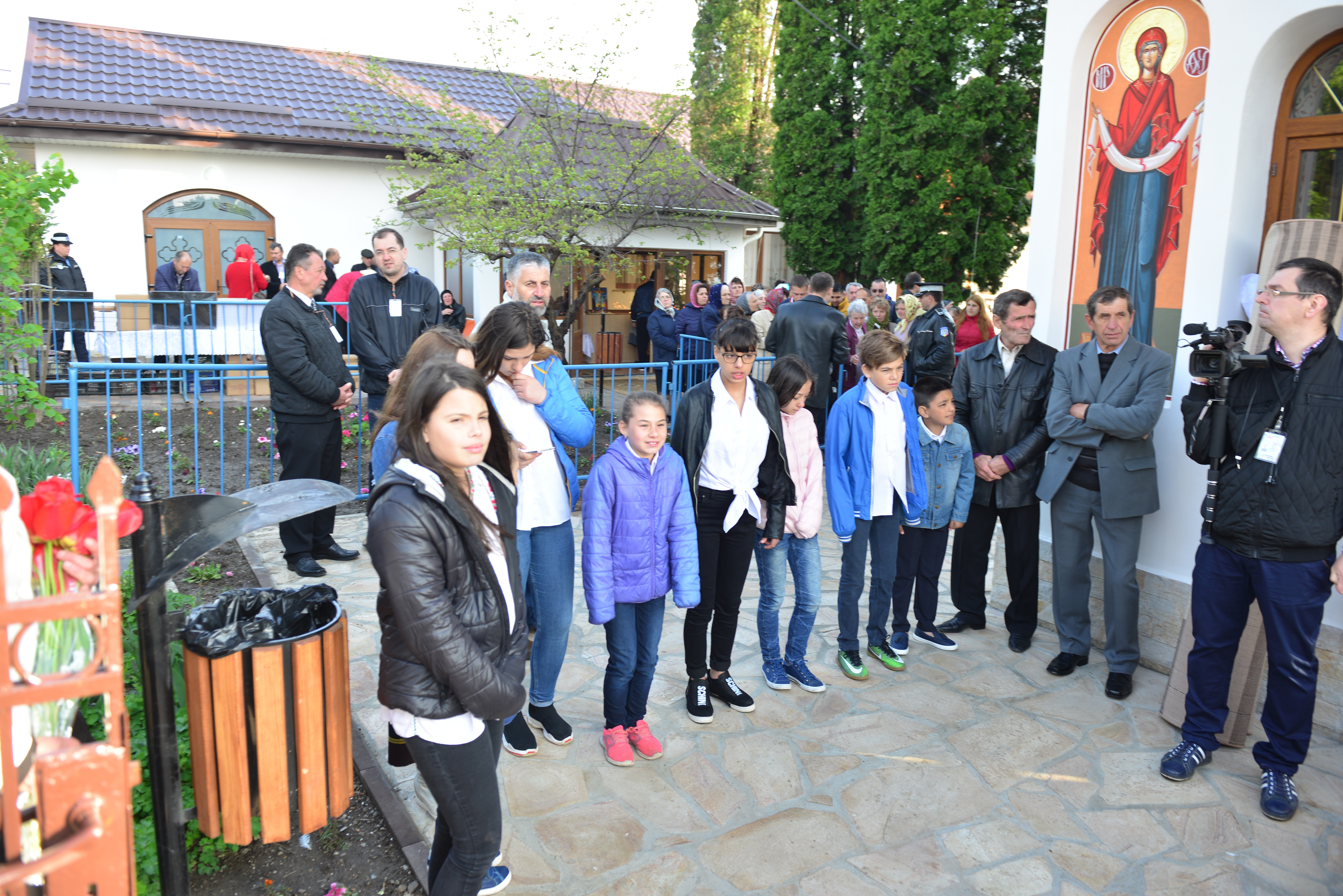 O parte dintre copiii beneficiari ai Asociaţiei „Lumină şi dar“ Resfinţire de biserică în parohia filantropiei creştine din Paşcani