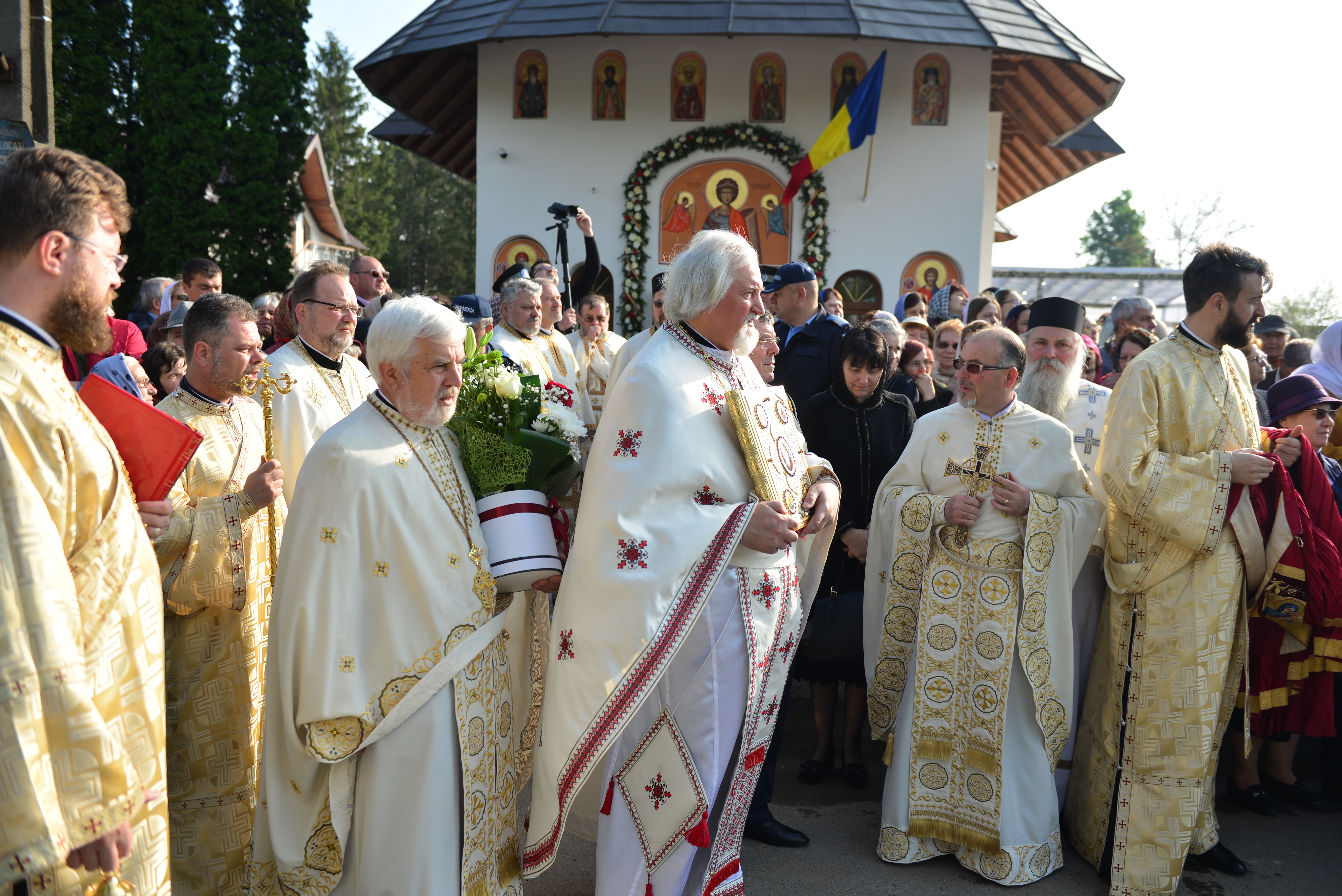(Foto: Lucian Ducan) Resfinţire de biserică în parohia filantropiei creştine din Paşcani