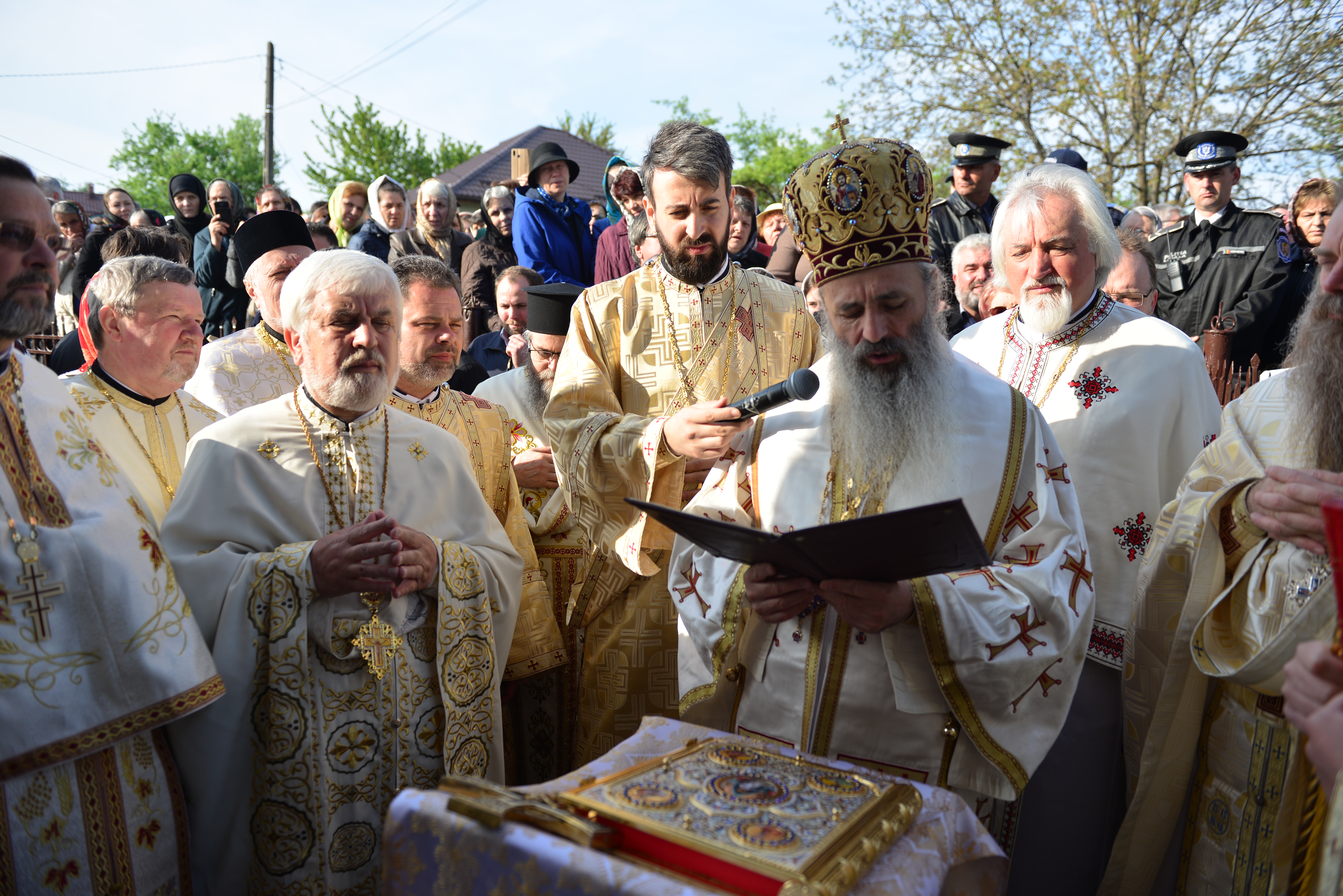 (Foto: Lucian Ducan) Resfinţire de biserică în parohia filantropiei creştine din Paşcani