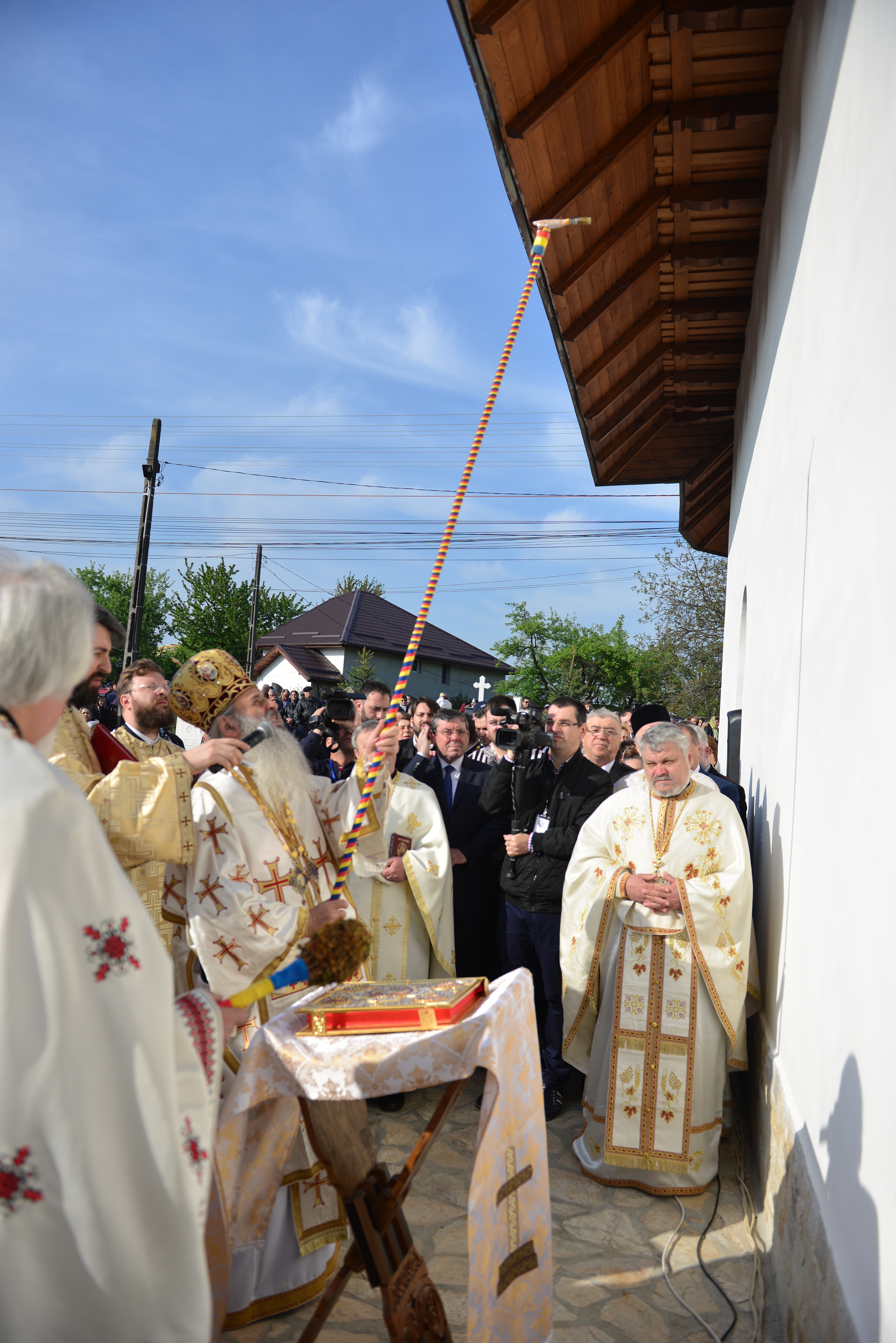 (Foto: Lucian Ducan) Resfinţire de biserică în parohia filantropiei creştine din Paşcani