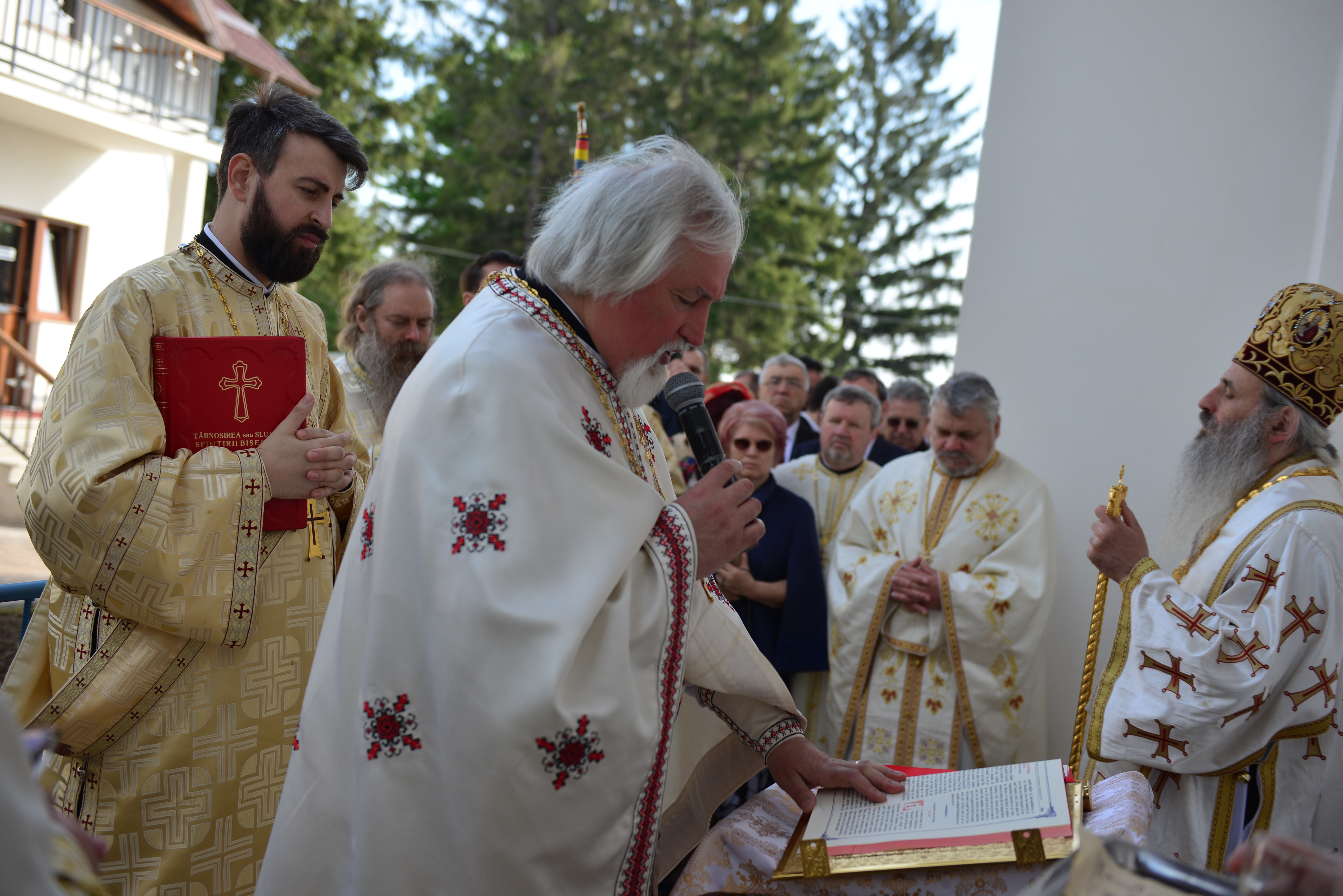 (Foto: Lucian Ducan) Resfinţire de biserică în parohia filantropiei creştine din Paşcani