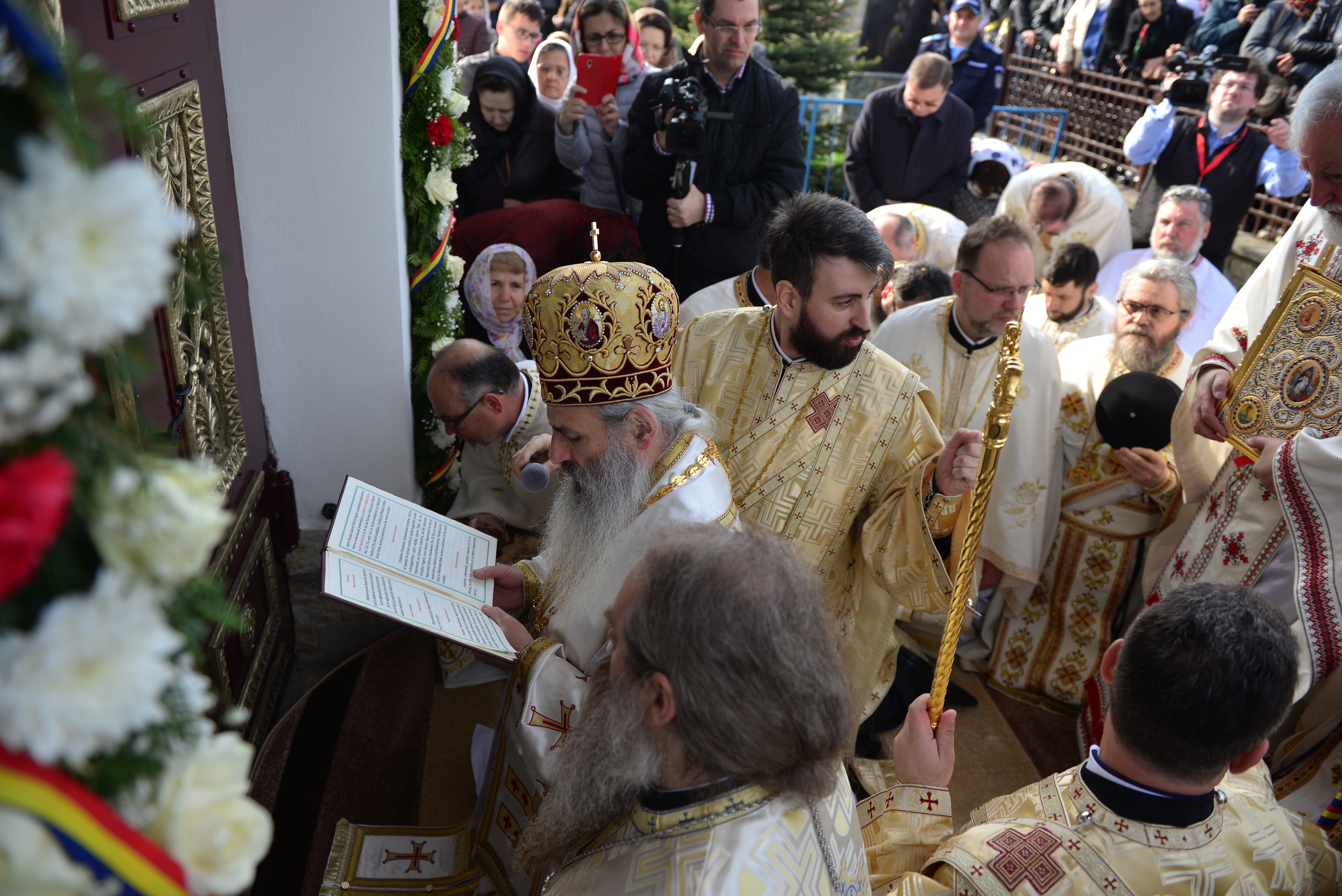 (Foto: Lucian Ducan) Resfinţire de biserică în parohia filantropiei creştine din Paşcani