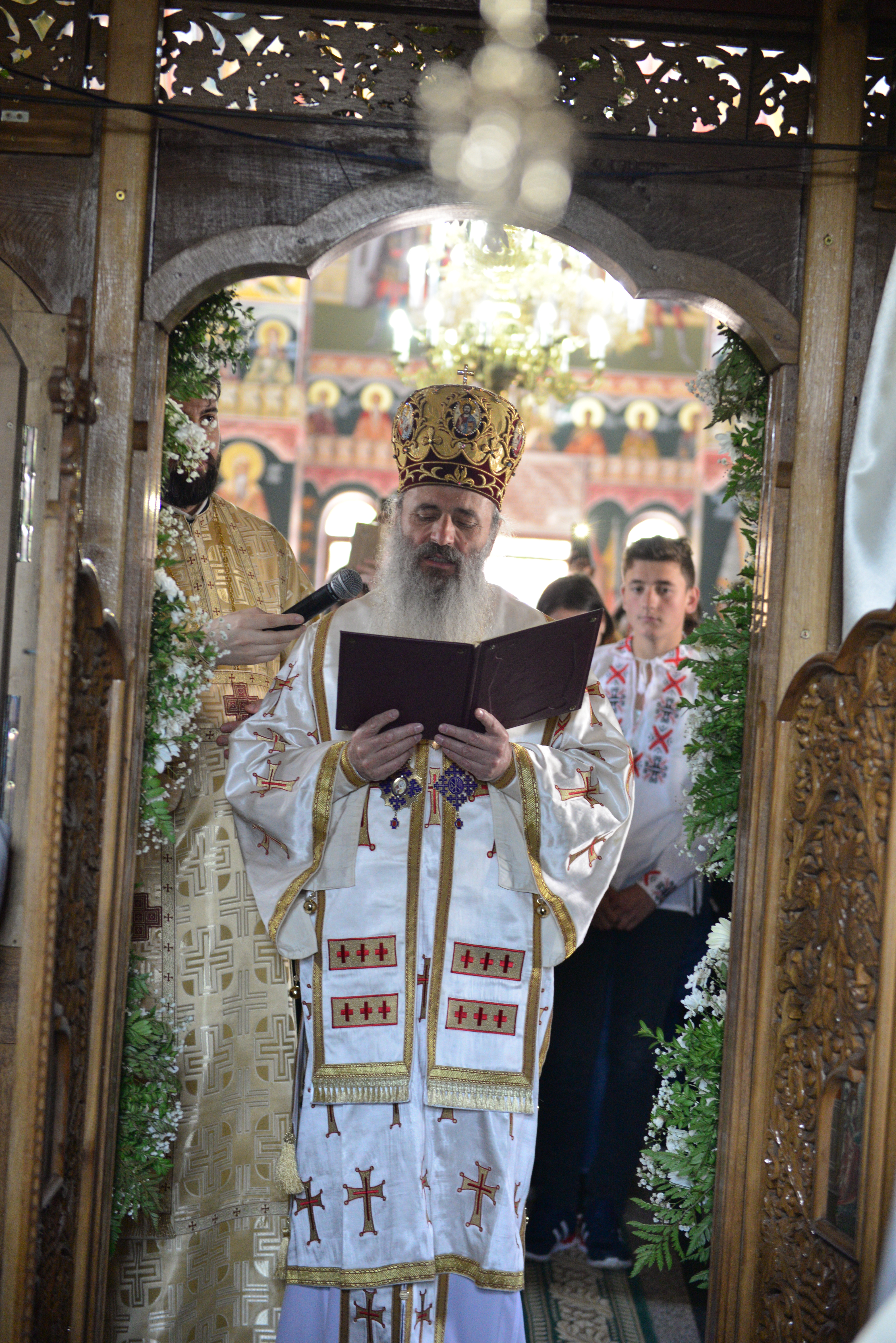 (Foto: Lucian Ducan) Resfinţire de biserică în parohia filantropiei creştine din Paşcani