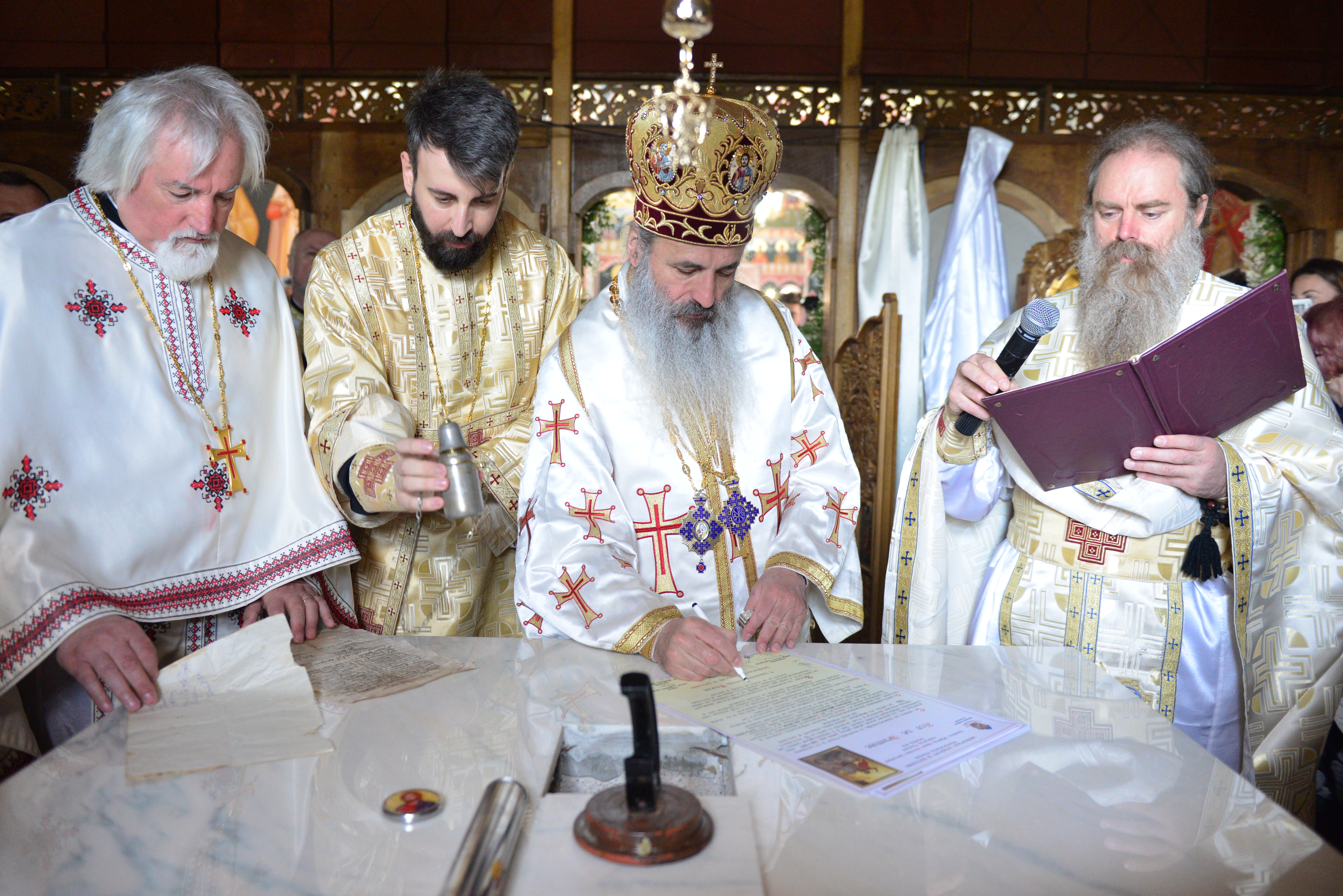 (Foto: Lucian Ducan) Resfinţire de biserică în parohia filantropiei creştine din Paşcani