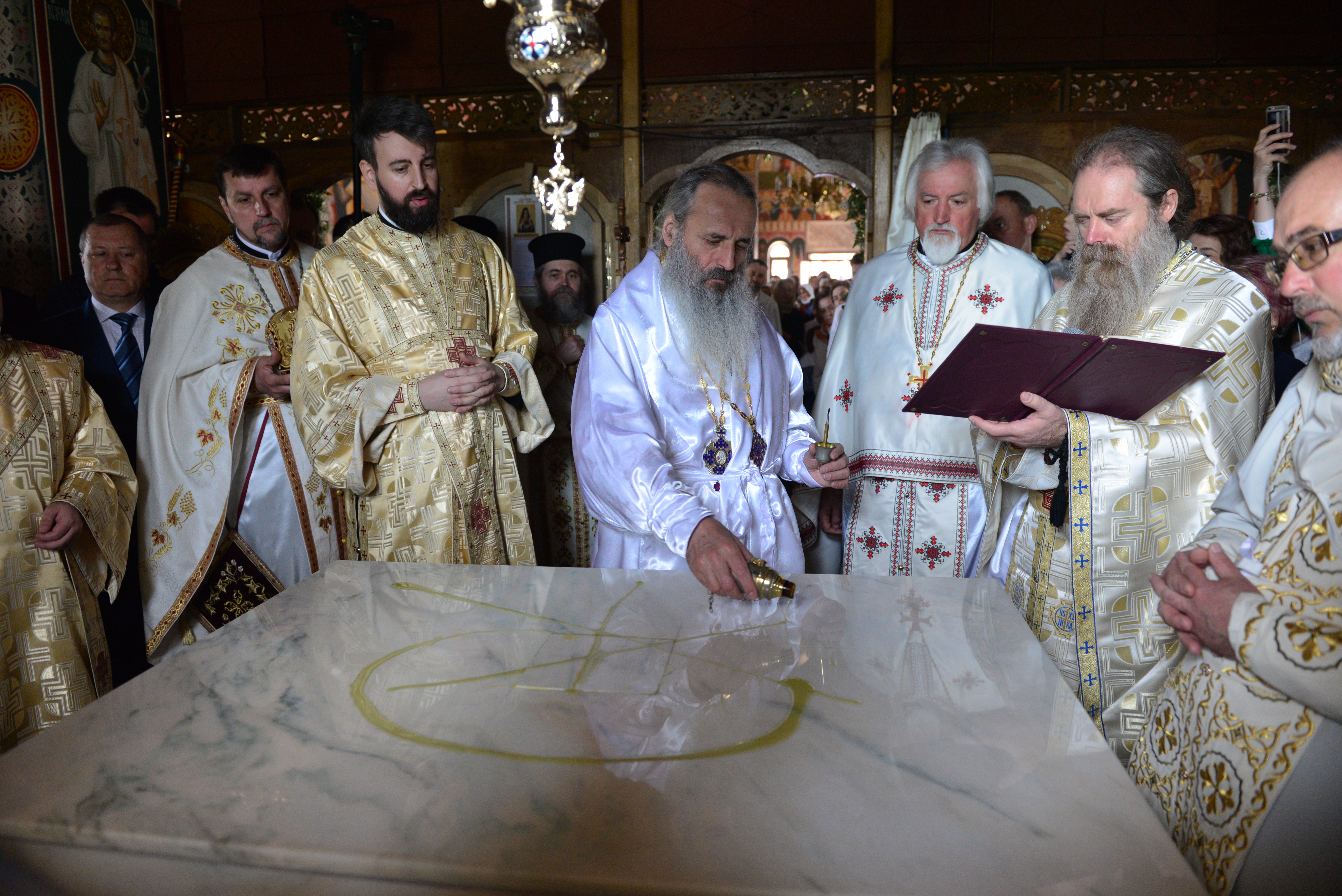 (Foto: Lucian Ducan) Resfinţire de biserică în parohia filantropiei creştine din Paşcani