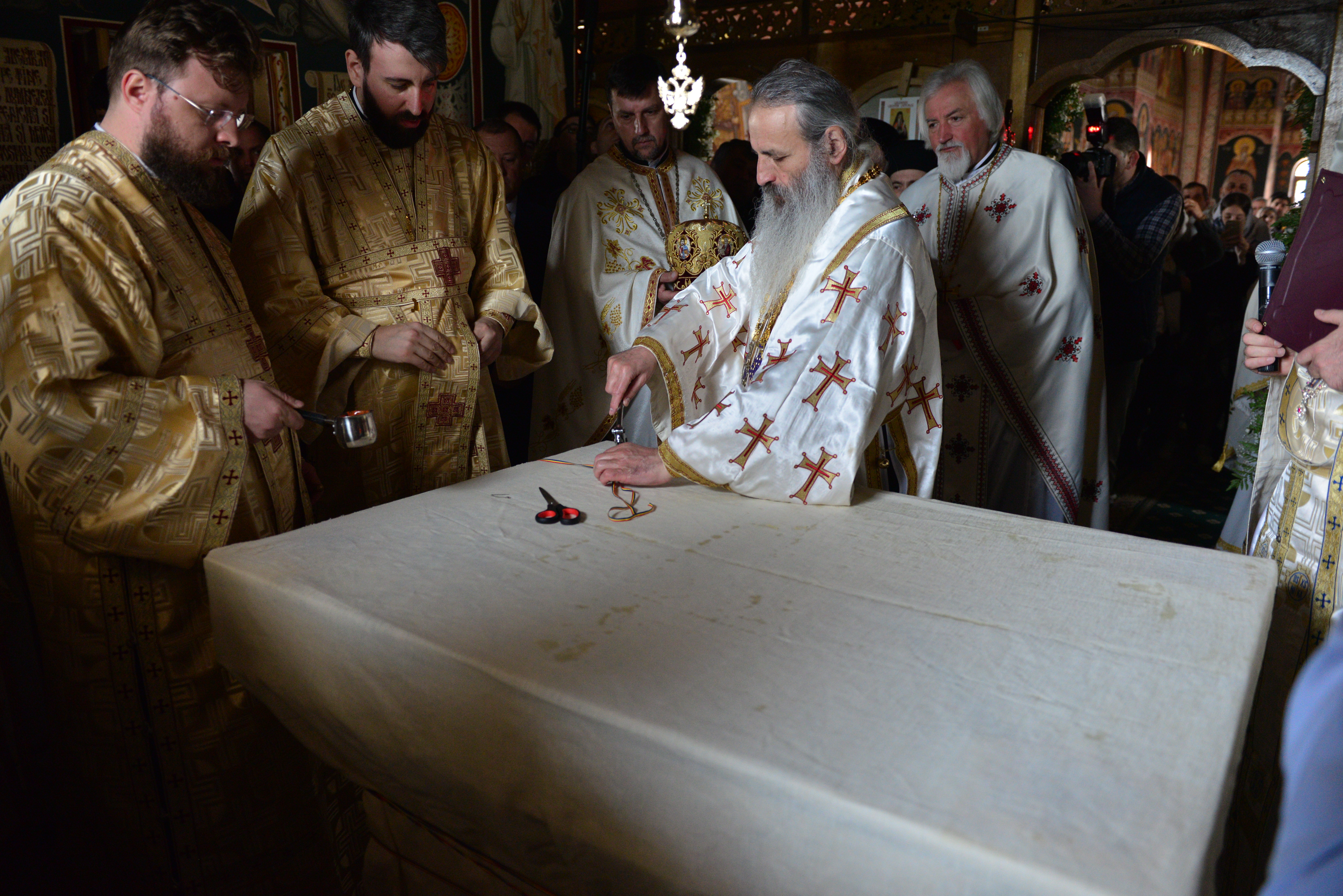 (Foto: Lucian Ducan) Resfinţire de biserică în parohia filantropiei creştine din Paşcani