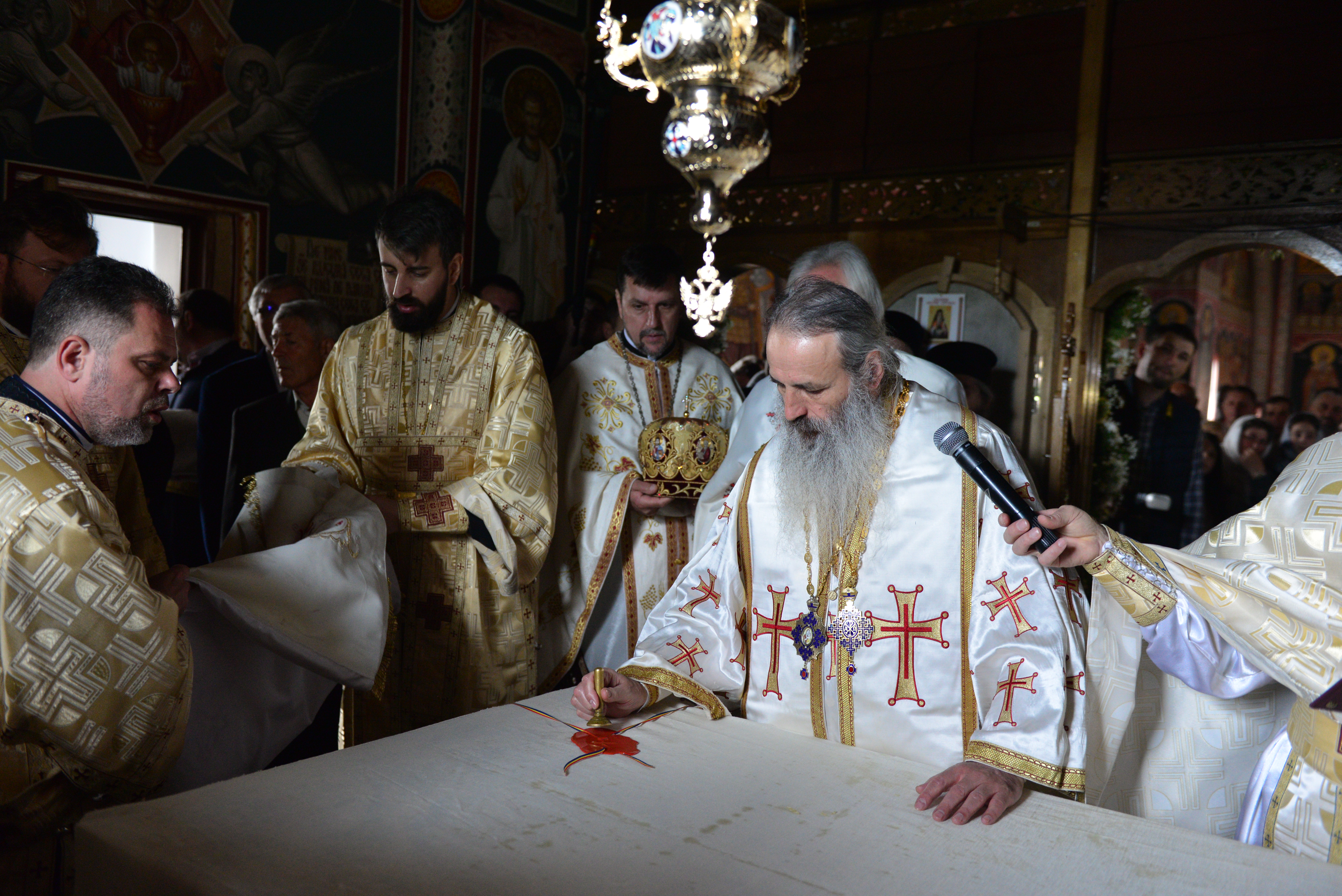 (Foto: Lucian Ducan) Resfinţire de biserică în parohia filantropiei creştine din Paşcani