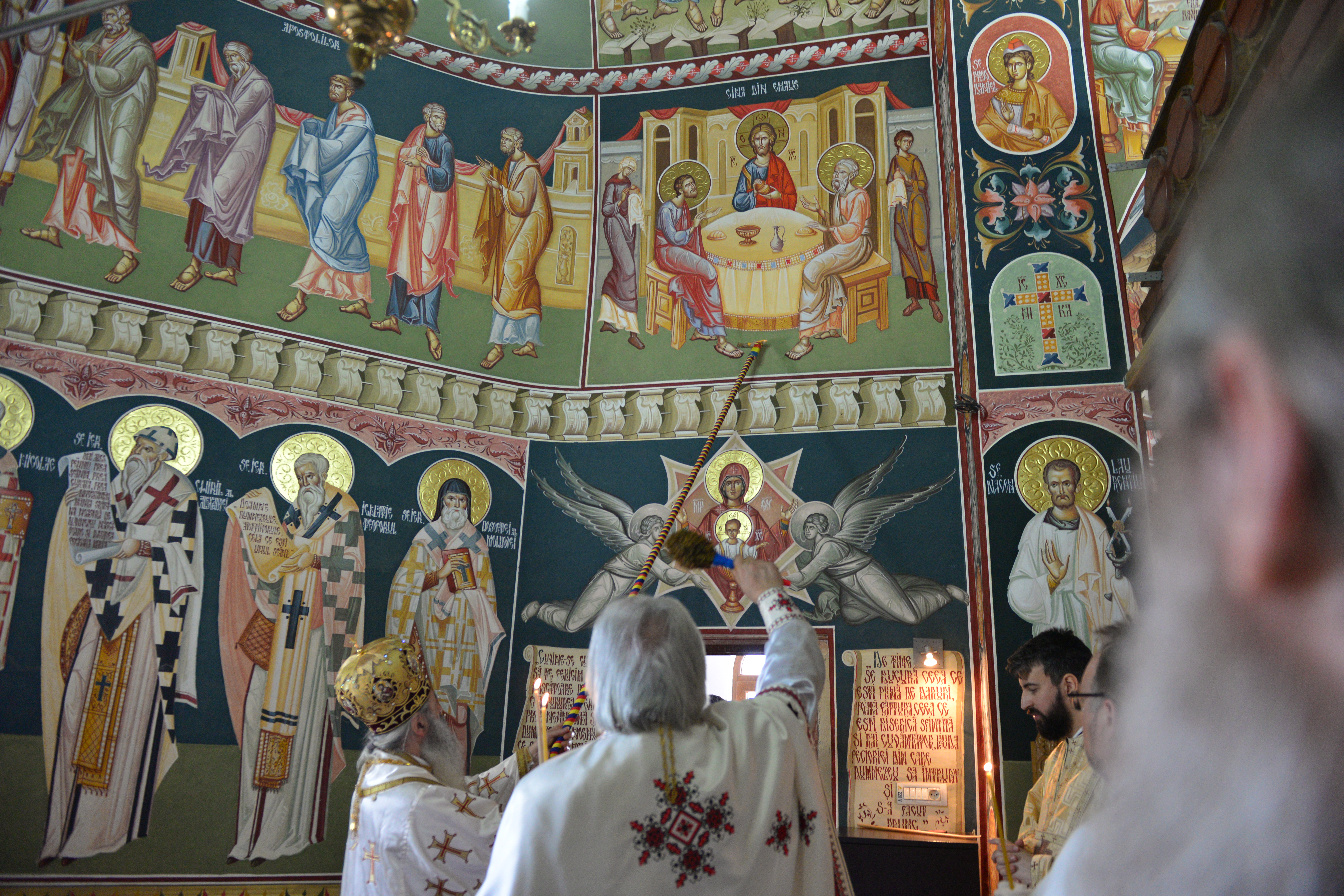 (Foto: Lucian Ducan) Resfinţire de biserică în parohia filantropiei creştine din Paşcani