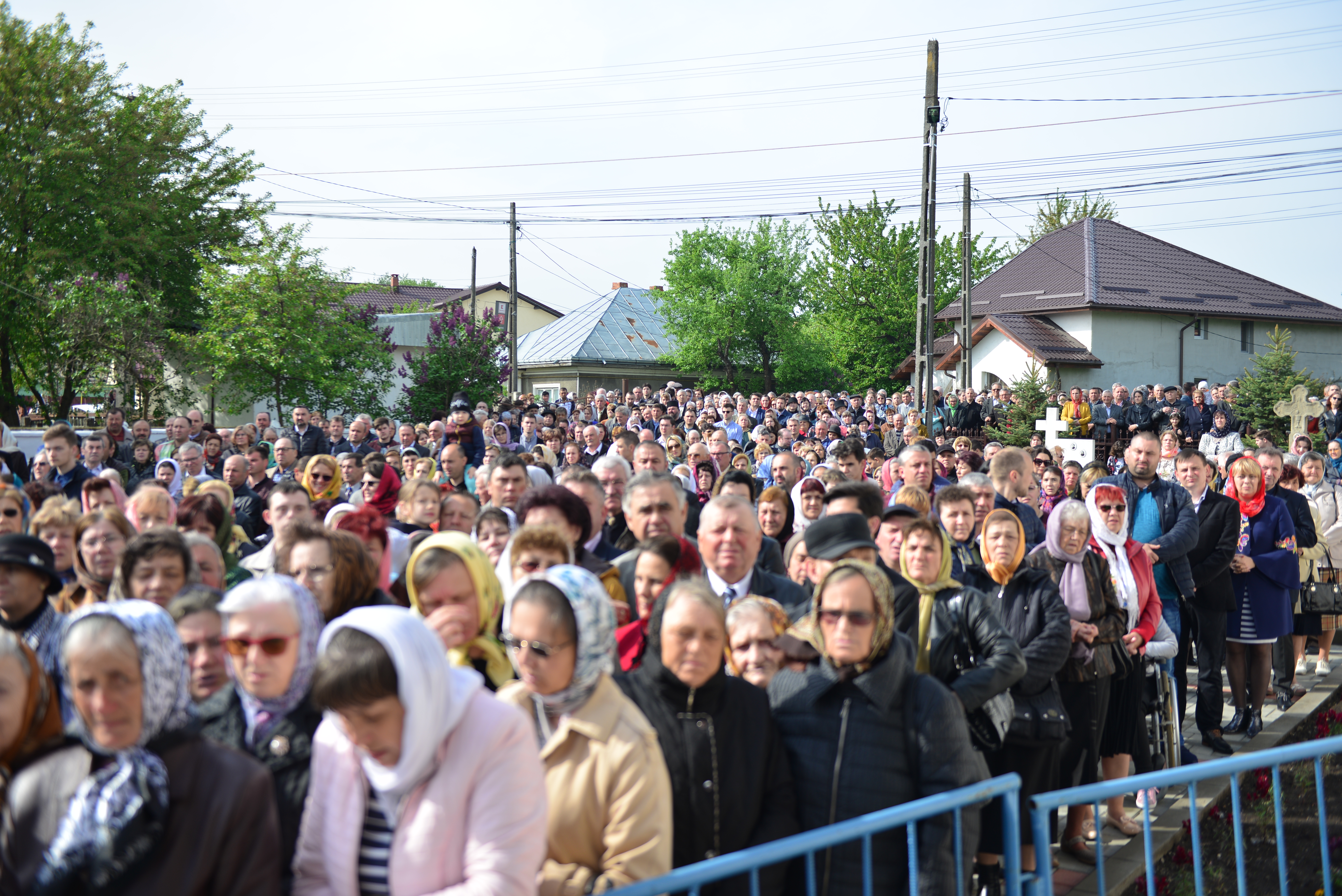 (Foto: Lucian Ducan) Resfinţire de biserică în parohia filantropiei creştine din Paşcani